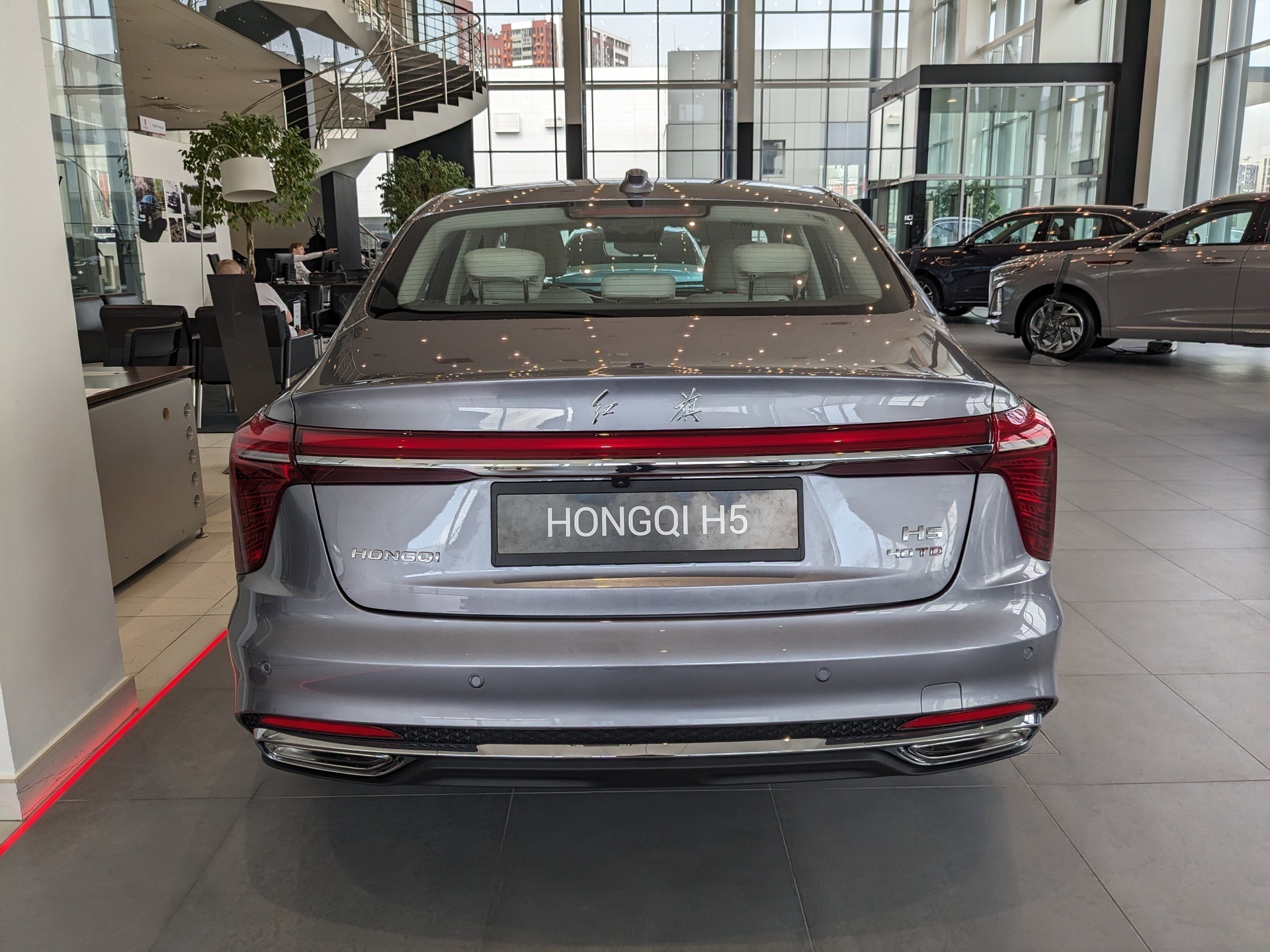Фото Hongqi H5 Deluxe 2.0T/218 8AT 4D