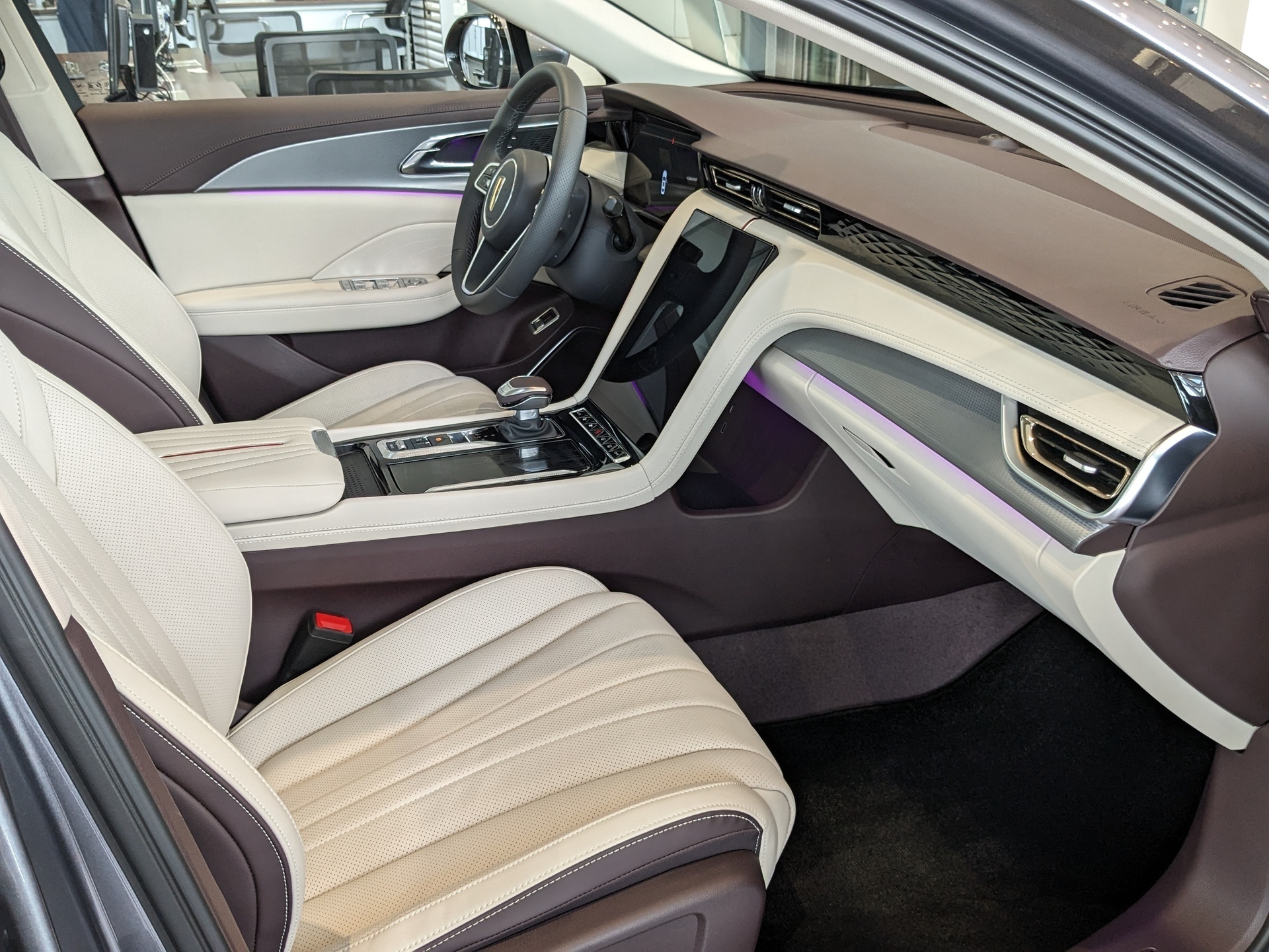 Фото Hongqi H5 Deluxe 2.0T/218 8AT 4D