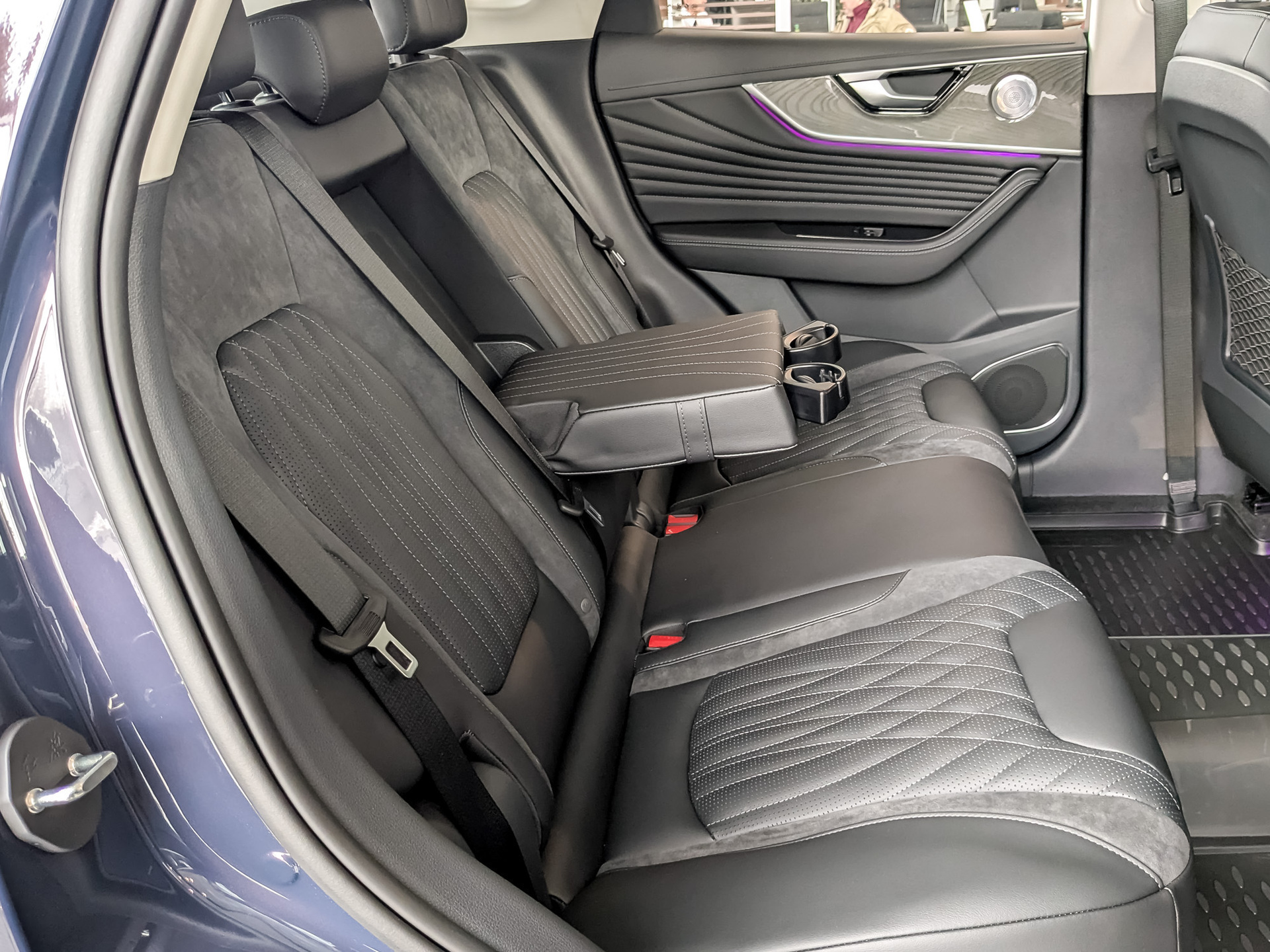 Фото Hongqi HS5 FL Deluxe  2.0T/245 8AT 4WD