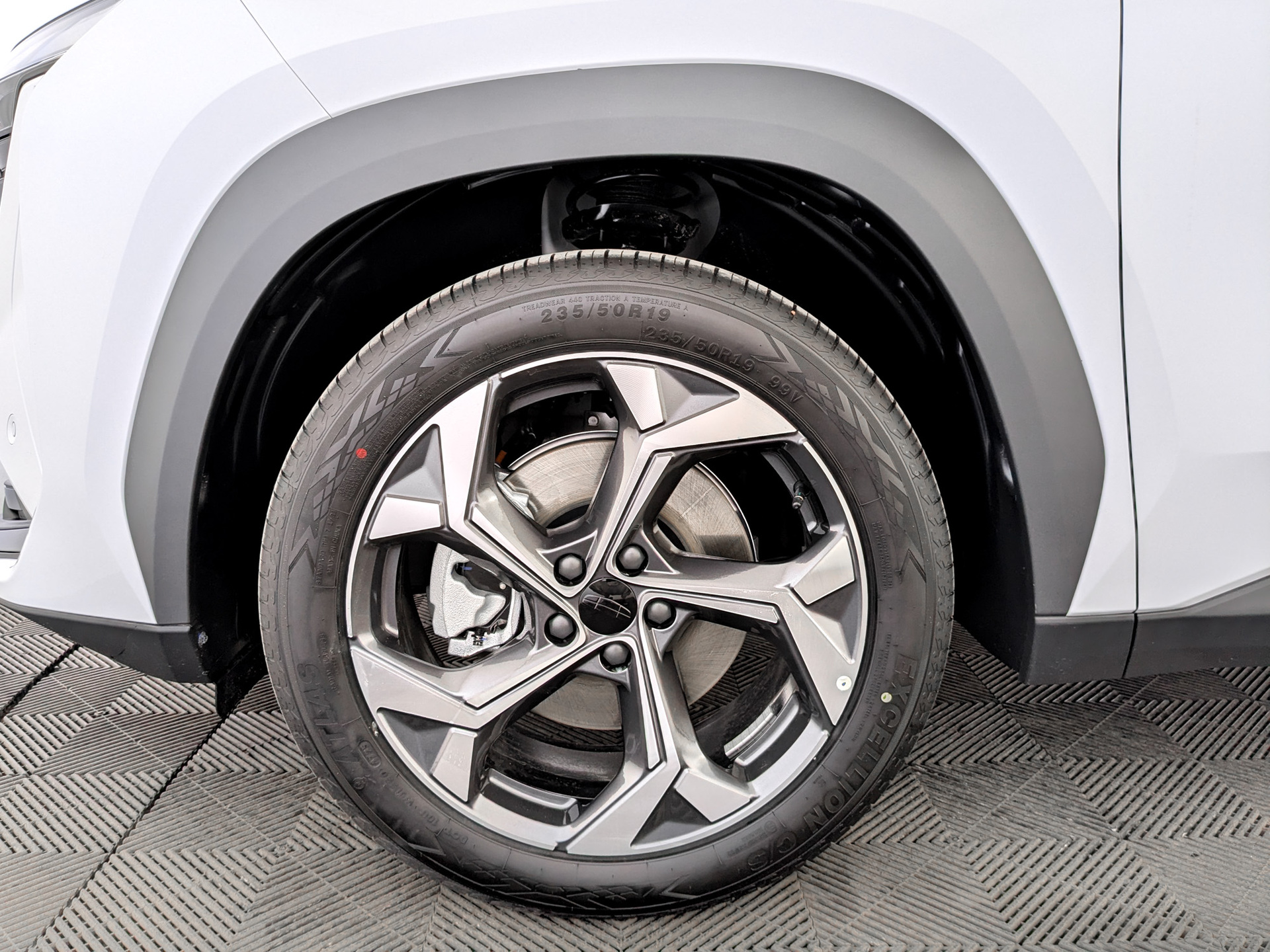 Фото Geely Atlas Luxury 1.5T/147 7RT 2WD