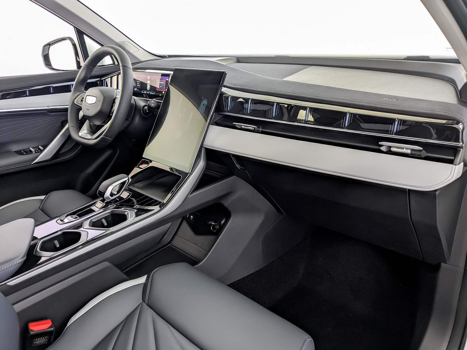 Фото Geely Atlas Luxury 1.5T/147 7RT 2WD