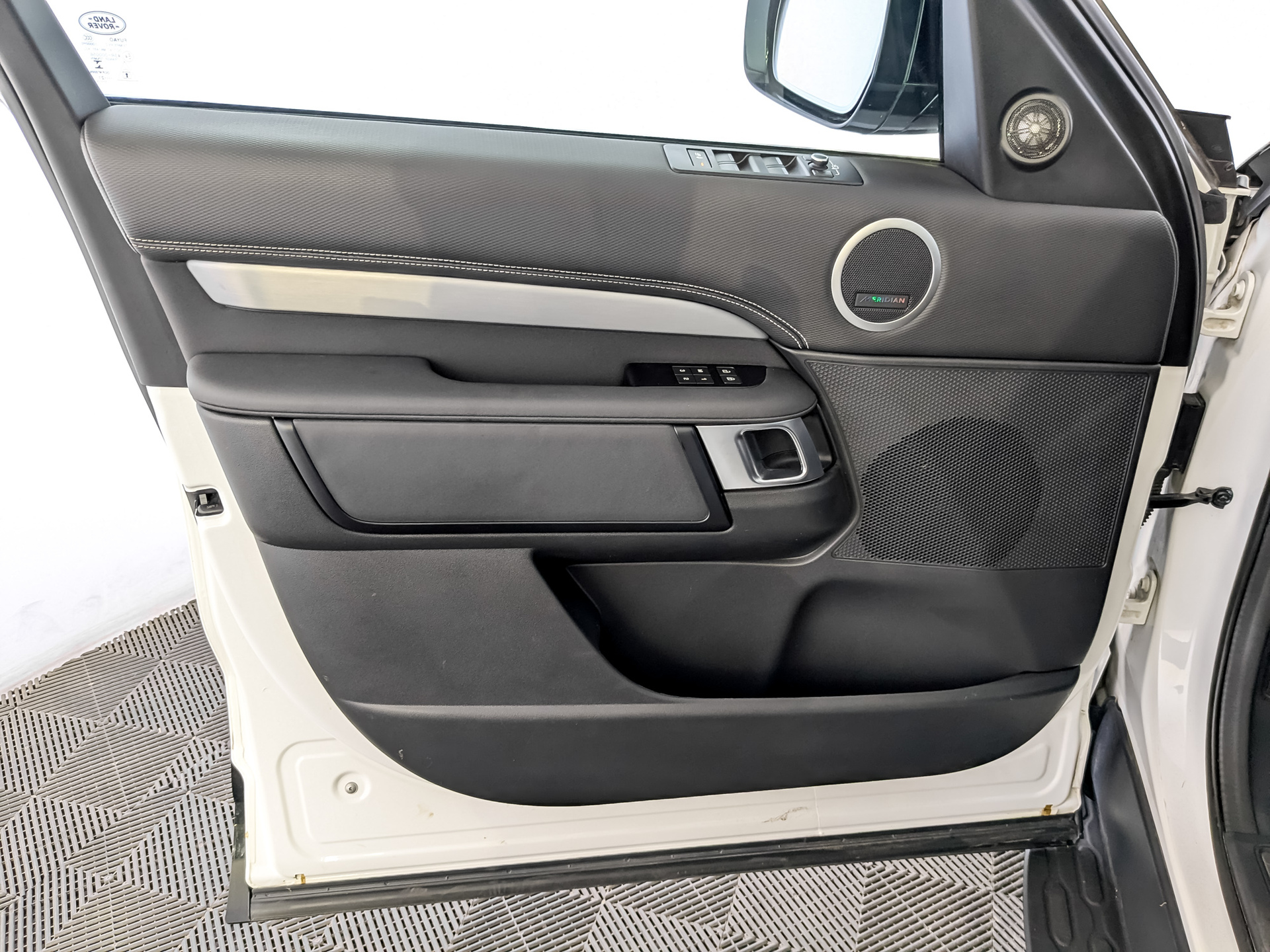LAND ROVER Discovery 3.00 (360 л.с), автомат, 2021, пробег 84 000 км