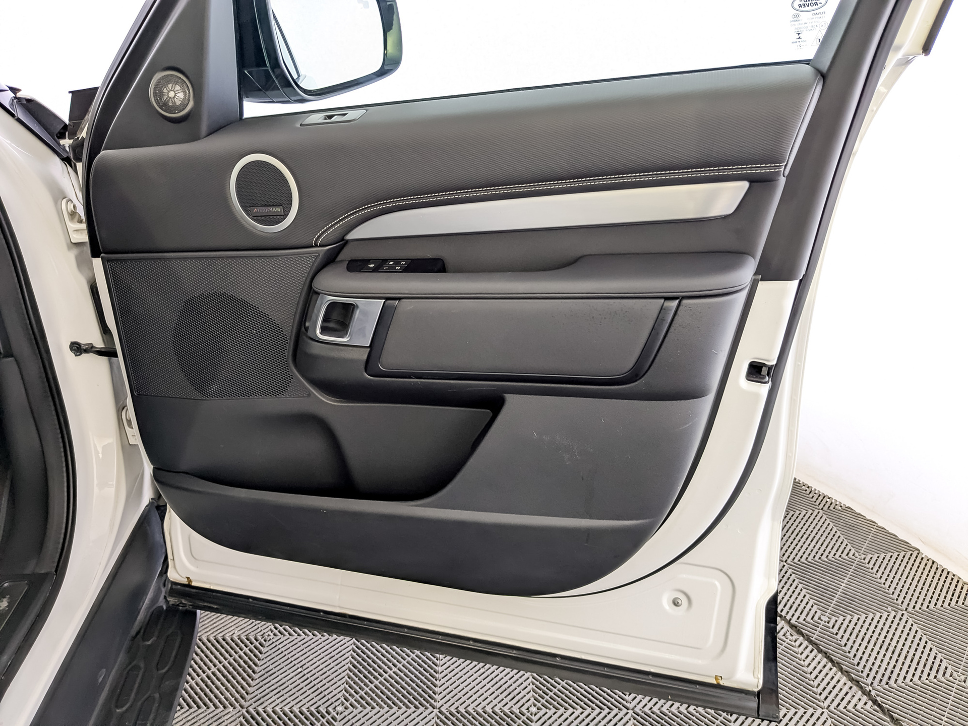 LAND ROVER Discovery 3.00 (360 л.с), автомат, 2021, пробег 84 000 км