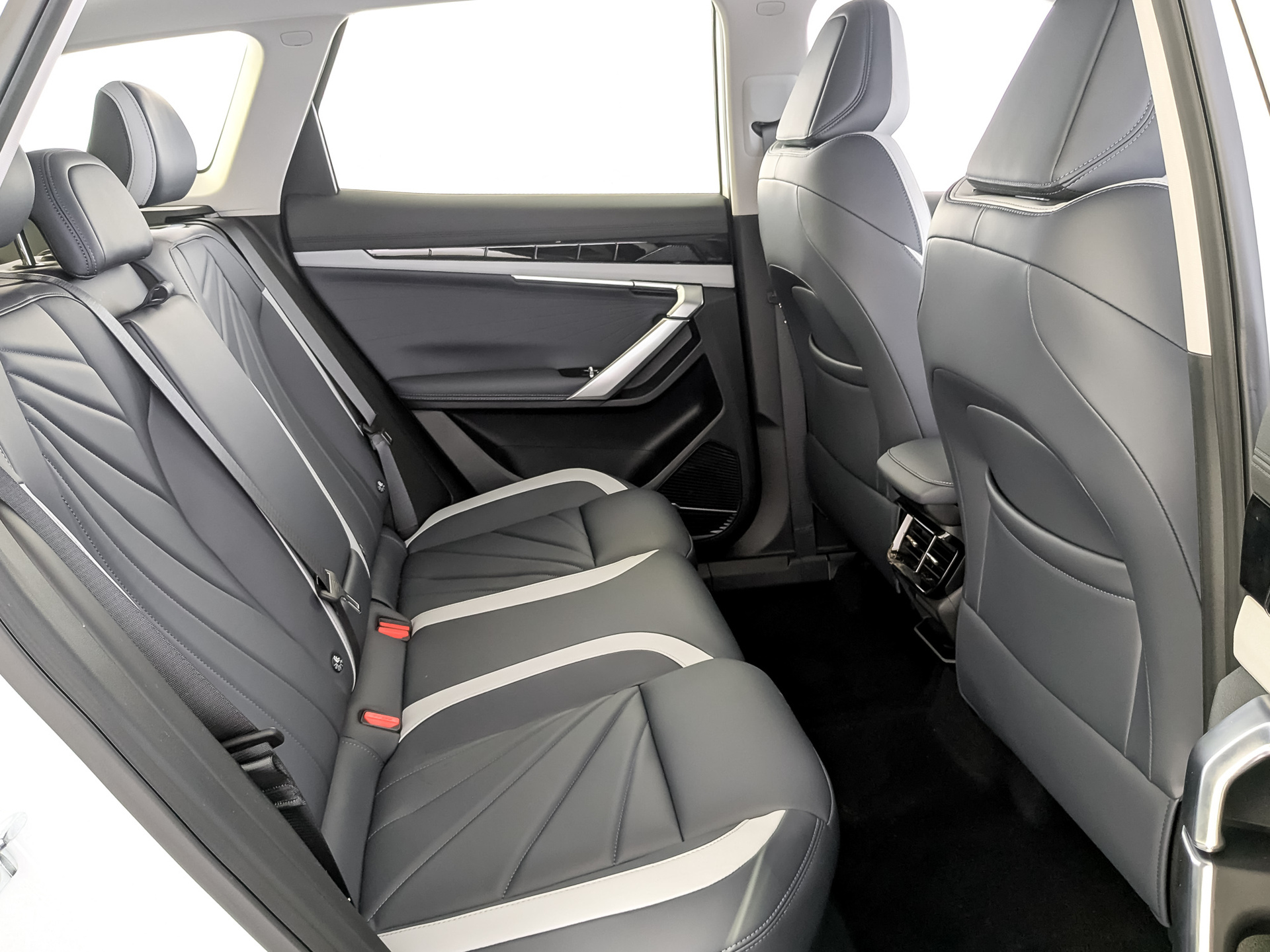 Фото Geely Atlas Luxury 1.5T/147 7RT 2WD