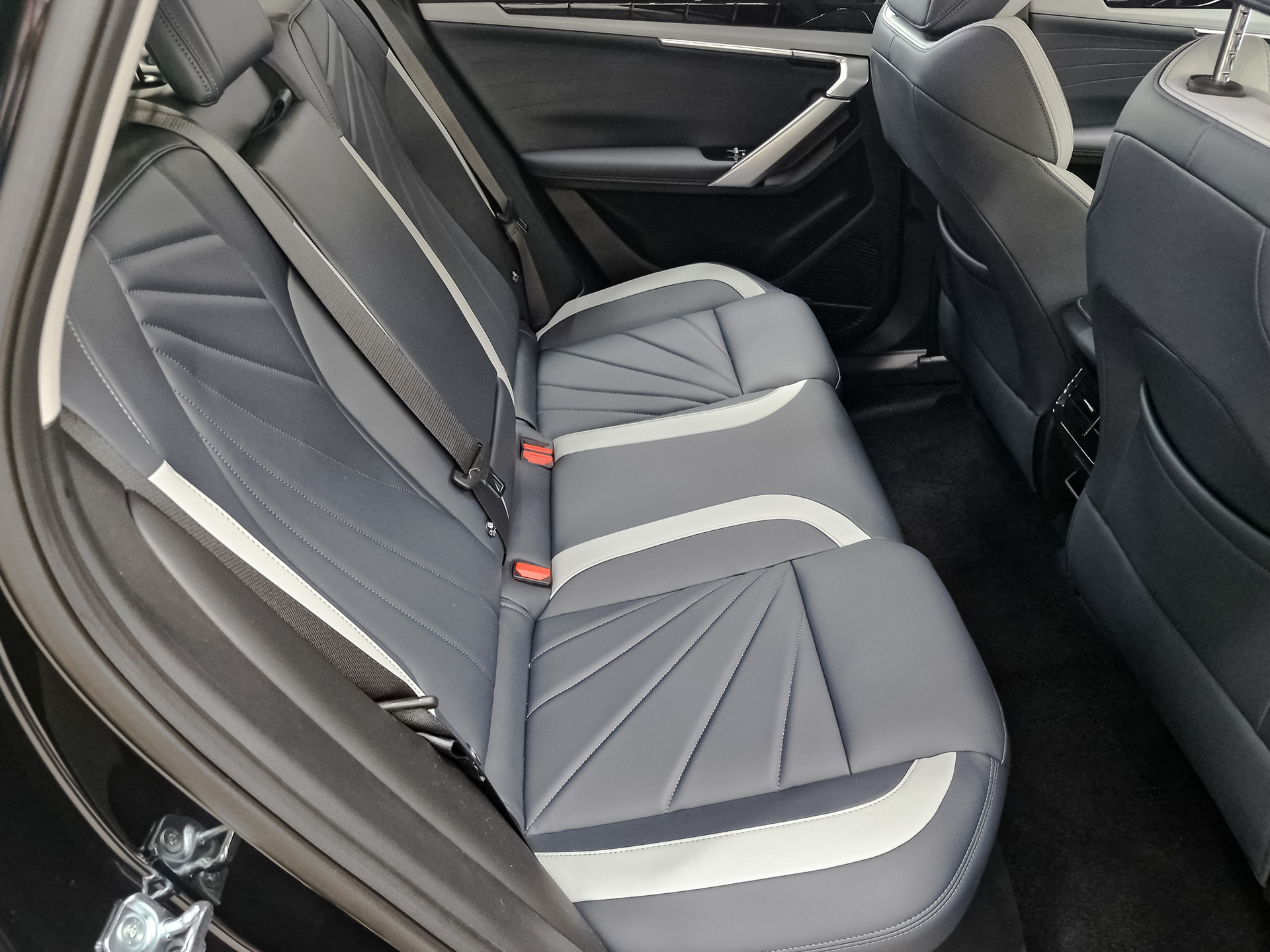 Фото Geely Atlas Luxury 1.5T/147 7RT 2WD