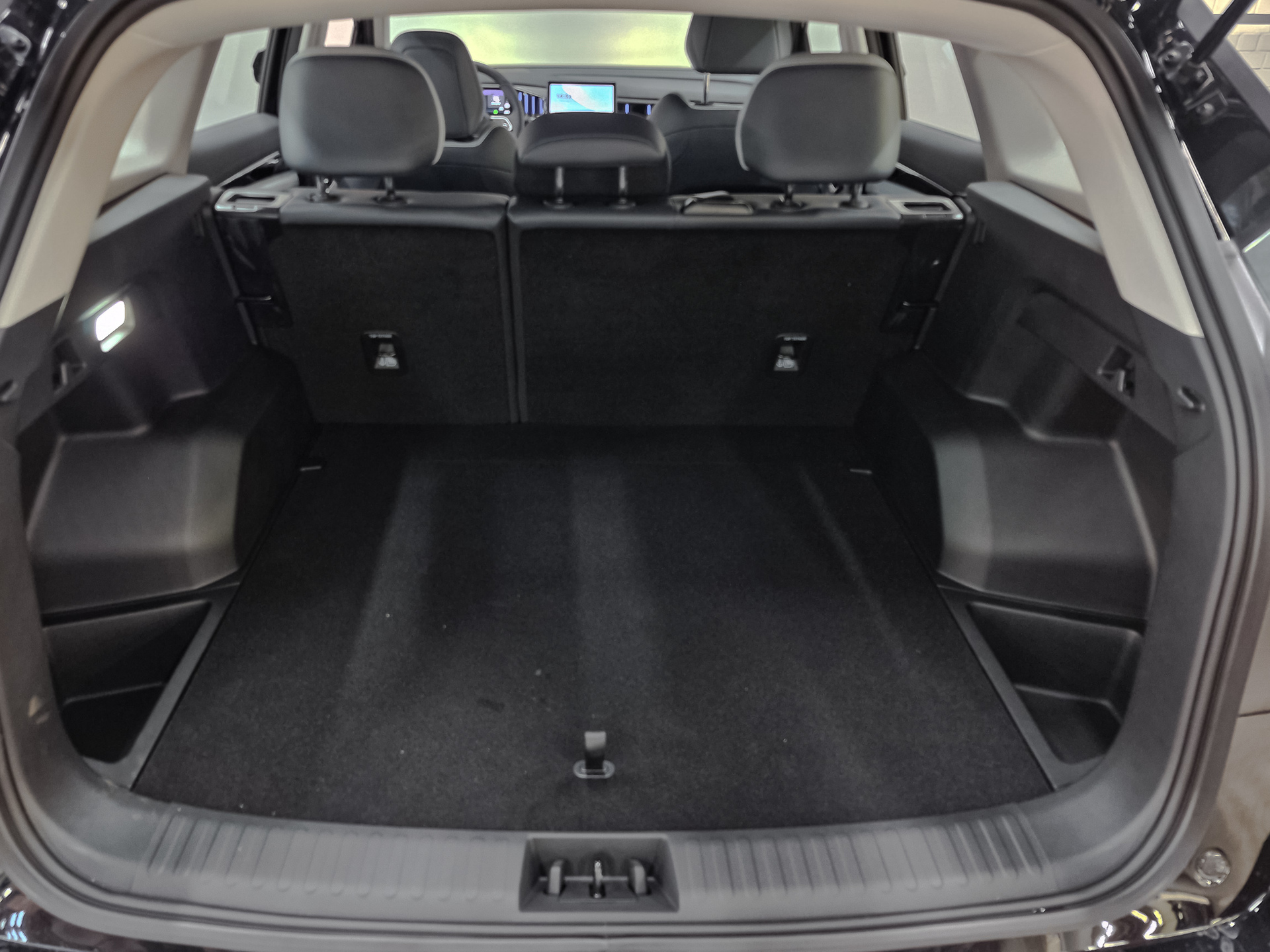 Фото Geely Atlas Luxury 1.5T/147 7RT 2WD