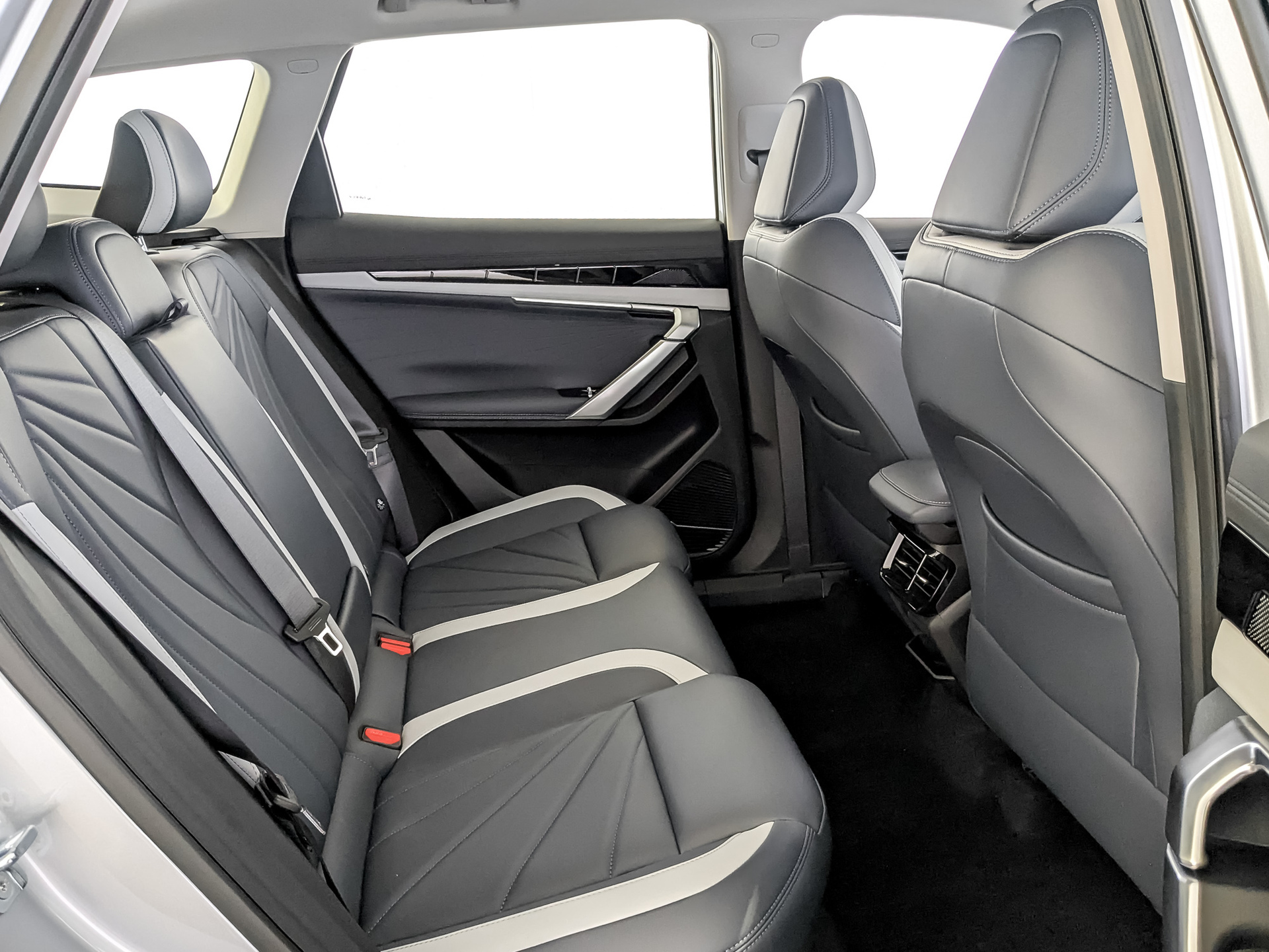 Фото Geely Atlas Luxury 1.5T/147 7RT 2WD