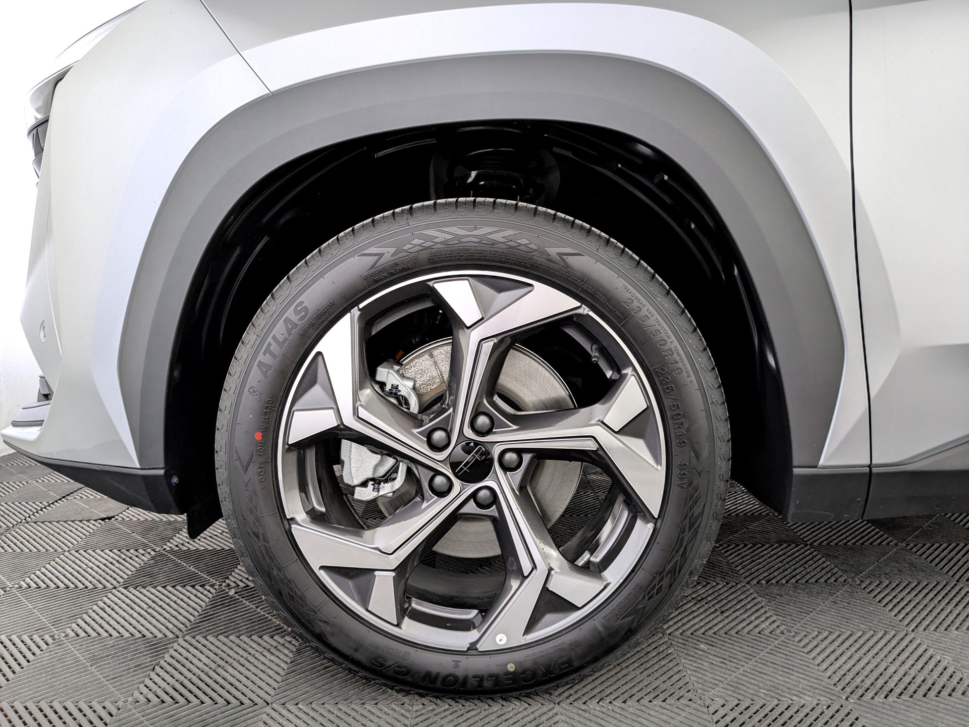 Фото Geely Atlas Luxury 1.5T/147 7RT 2WD