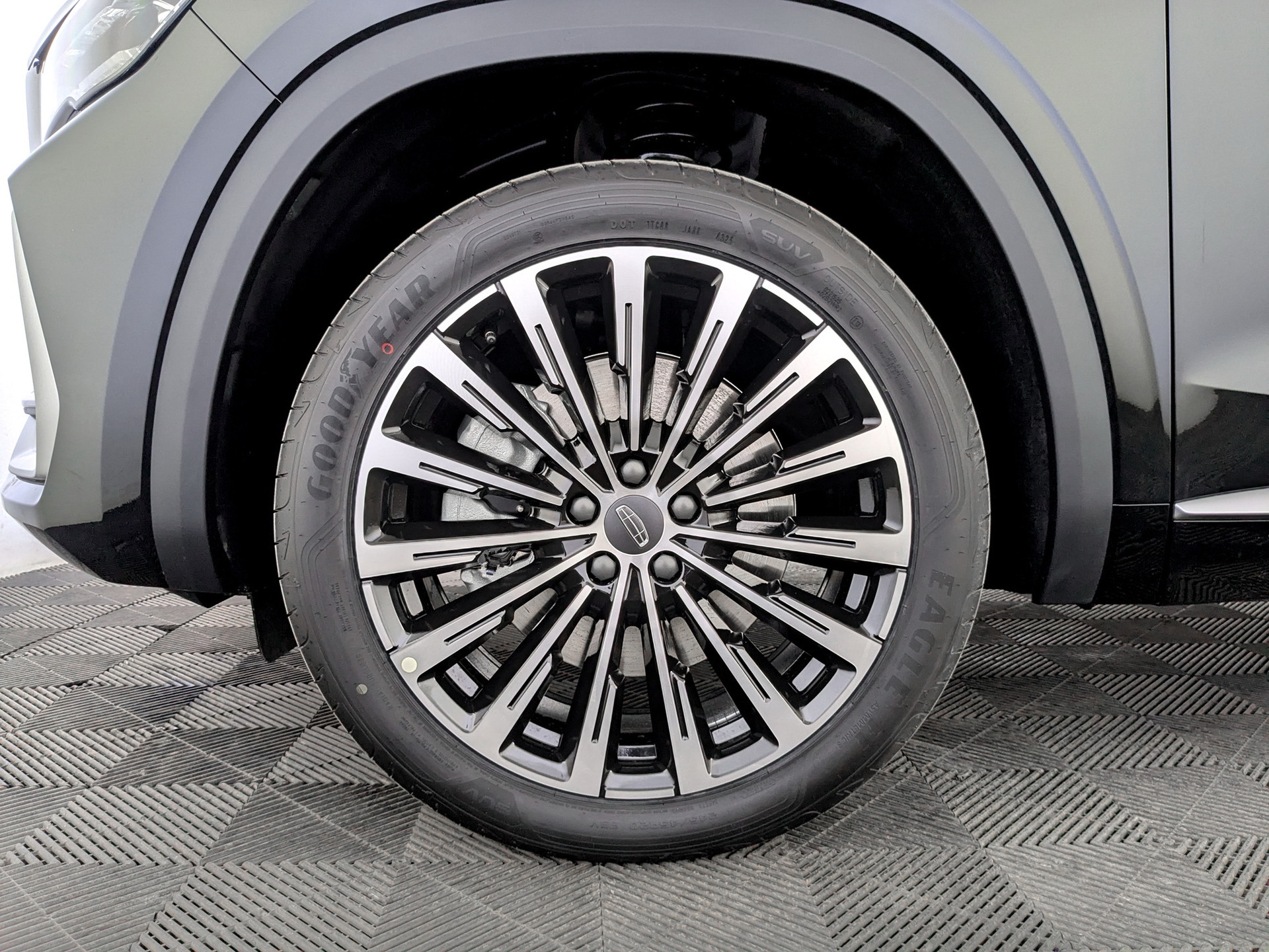 Фото Monjaro Flagship SE 2.0T/238 8AT 4WD