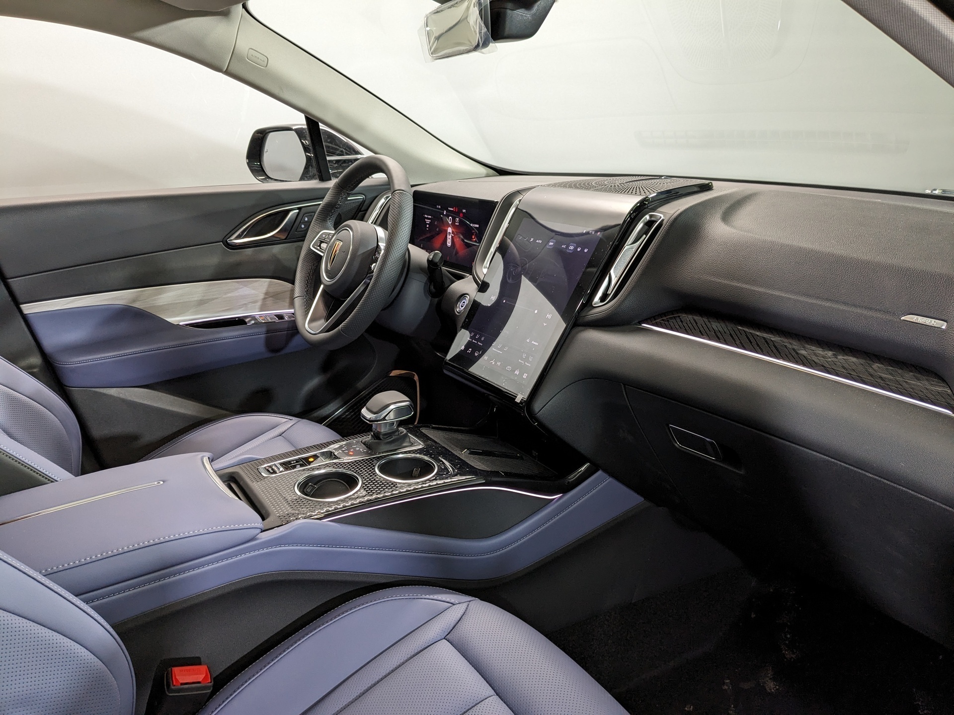 Фото Hongqi HS3 Deluxe 2.0Т/245 8AT 4WD