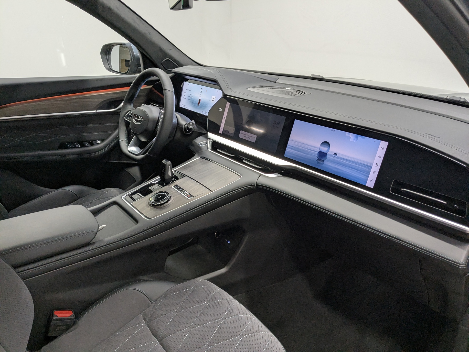 Фото Geely Monjaro Luxury SE 2.0T/238 8AT 4WD