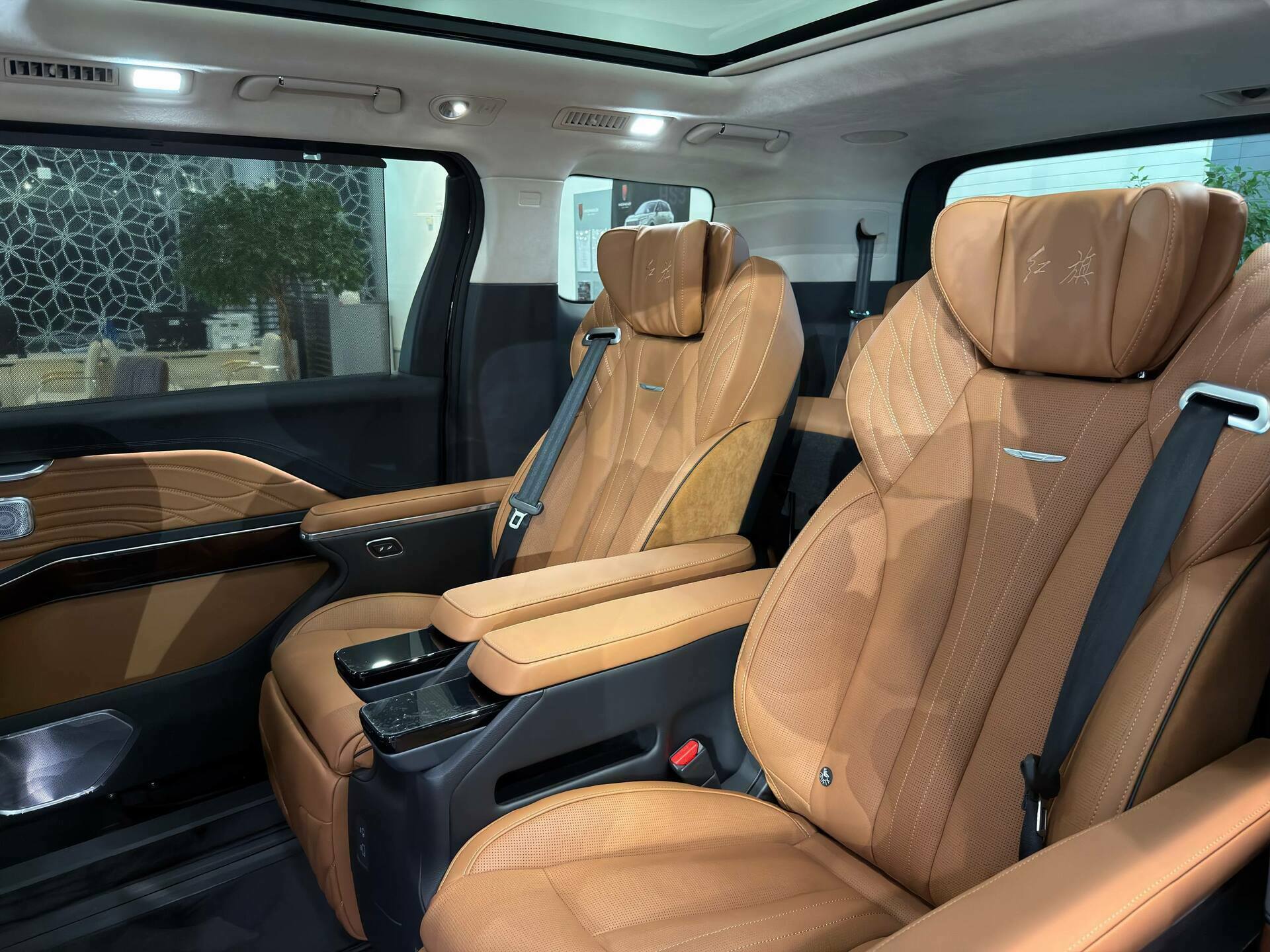 Фото Hongqi HQ9 Executive 2.0T/245 8AT
