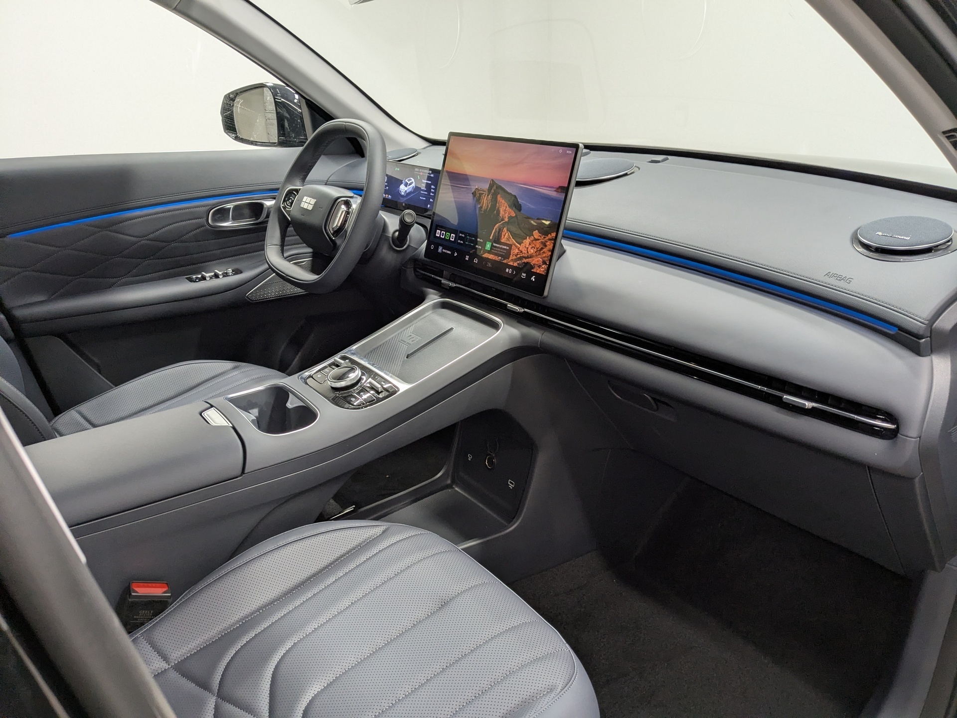 Фото Geely EX5 EM-i PHEV Max 1.5H/167 DHT 18.4кВт 2WD