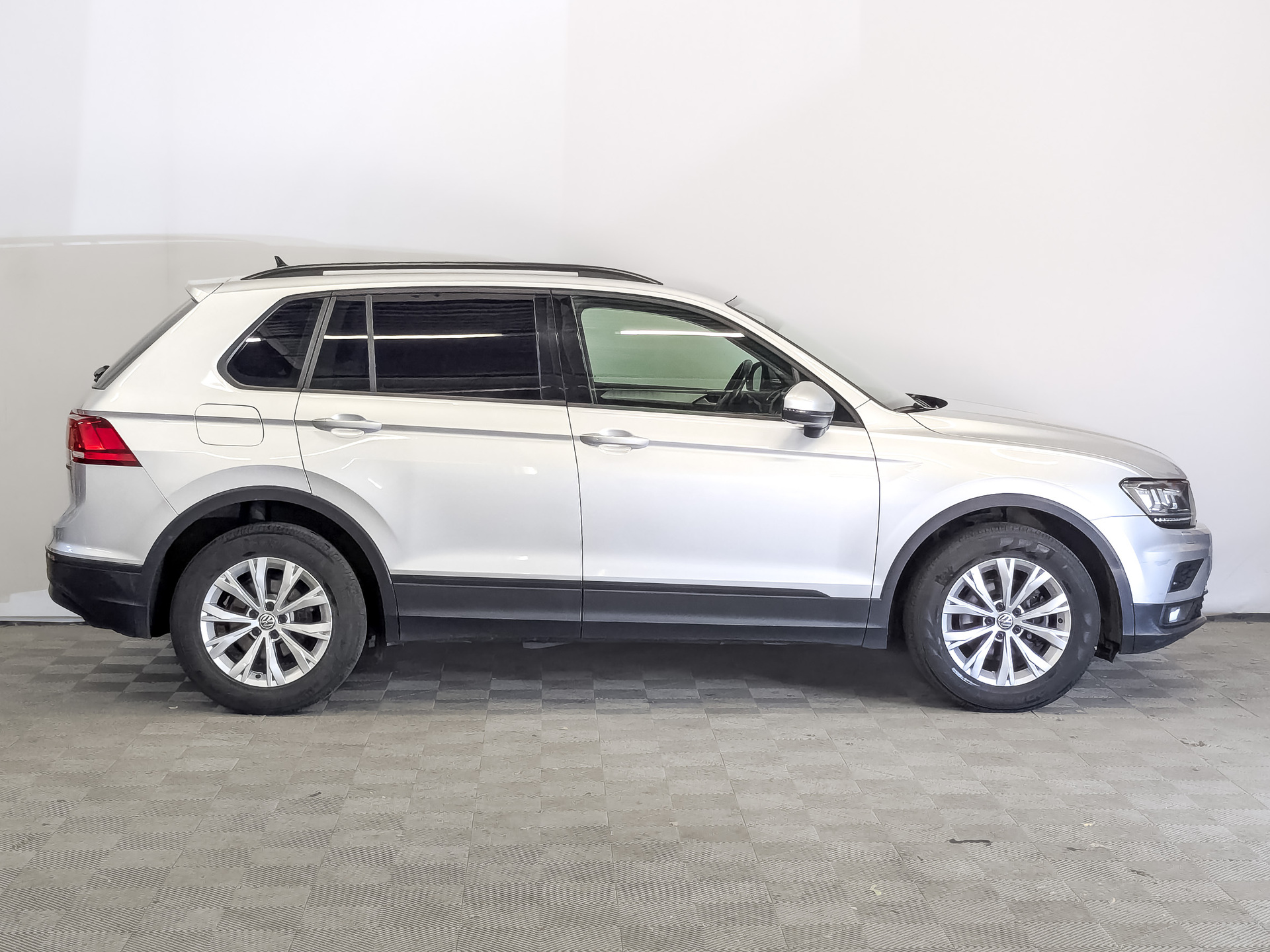 VOLKSWAGEN Tiguan 1.40 (150 л.с), автомат, 2020, пробег 68 449 км