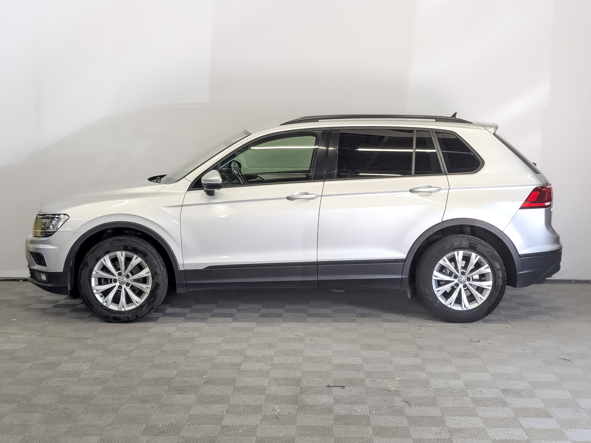 VOLKSWAGEN Tiguan 1.40 (150 л.с), автомат, 2020, пробег 68 449 км