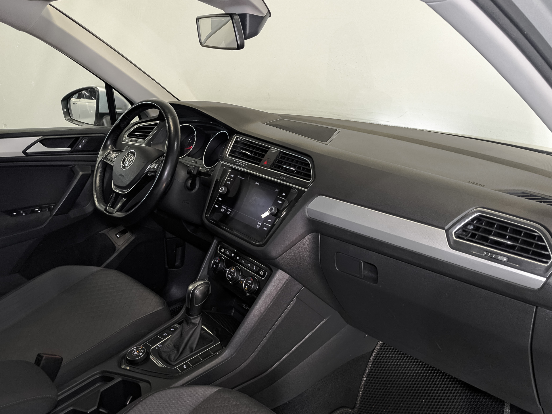 VOLKSWAGEN Tiguan 1.40 (150 л.с), автомат, 2020, пробег 68 449 км