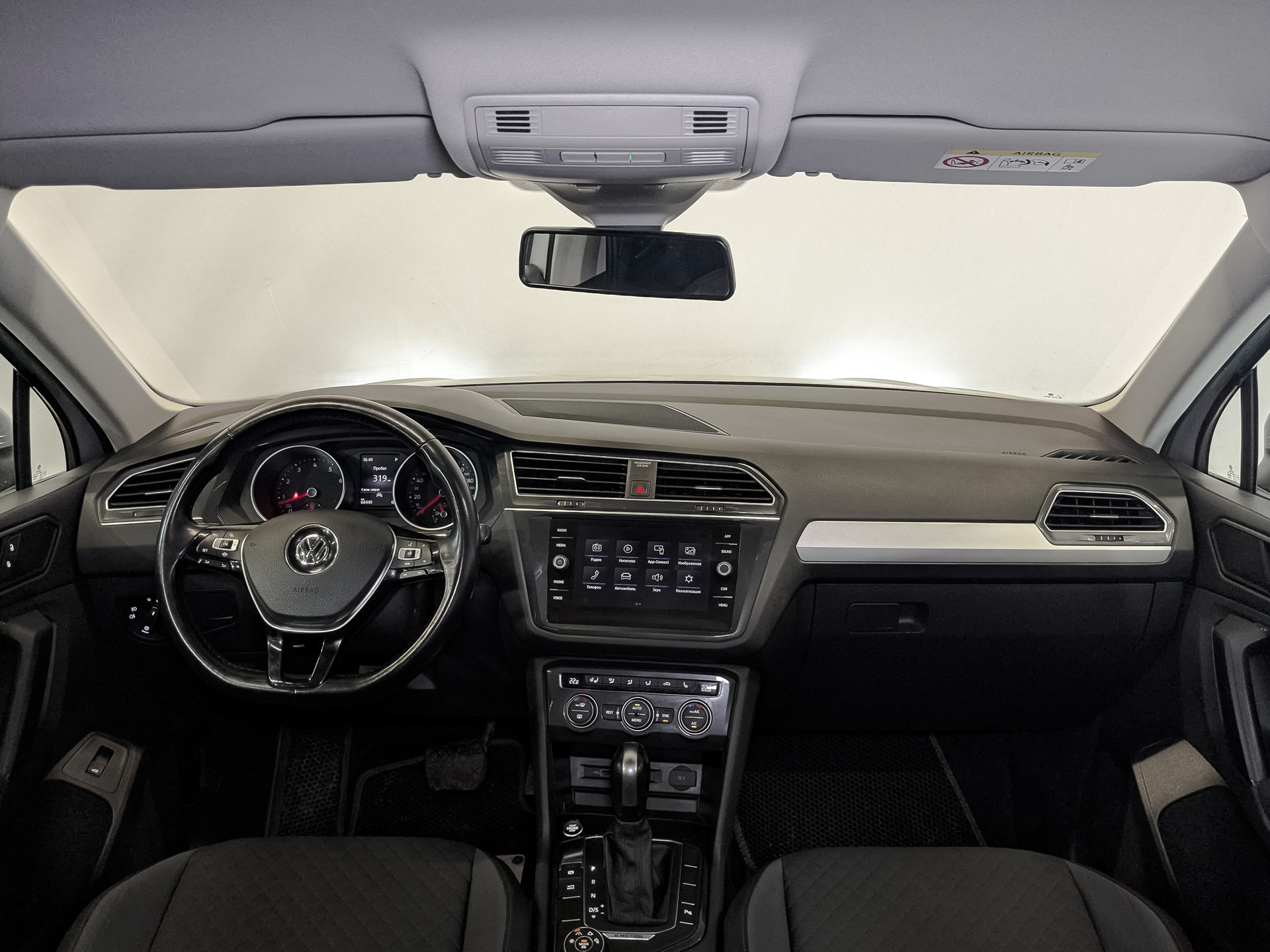 VOLKSWAGEN Tiguan 1.40 (150 л.с), автомат, 2020, пробег 68 449 км