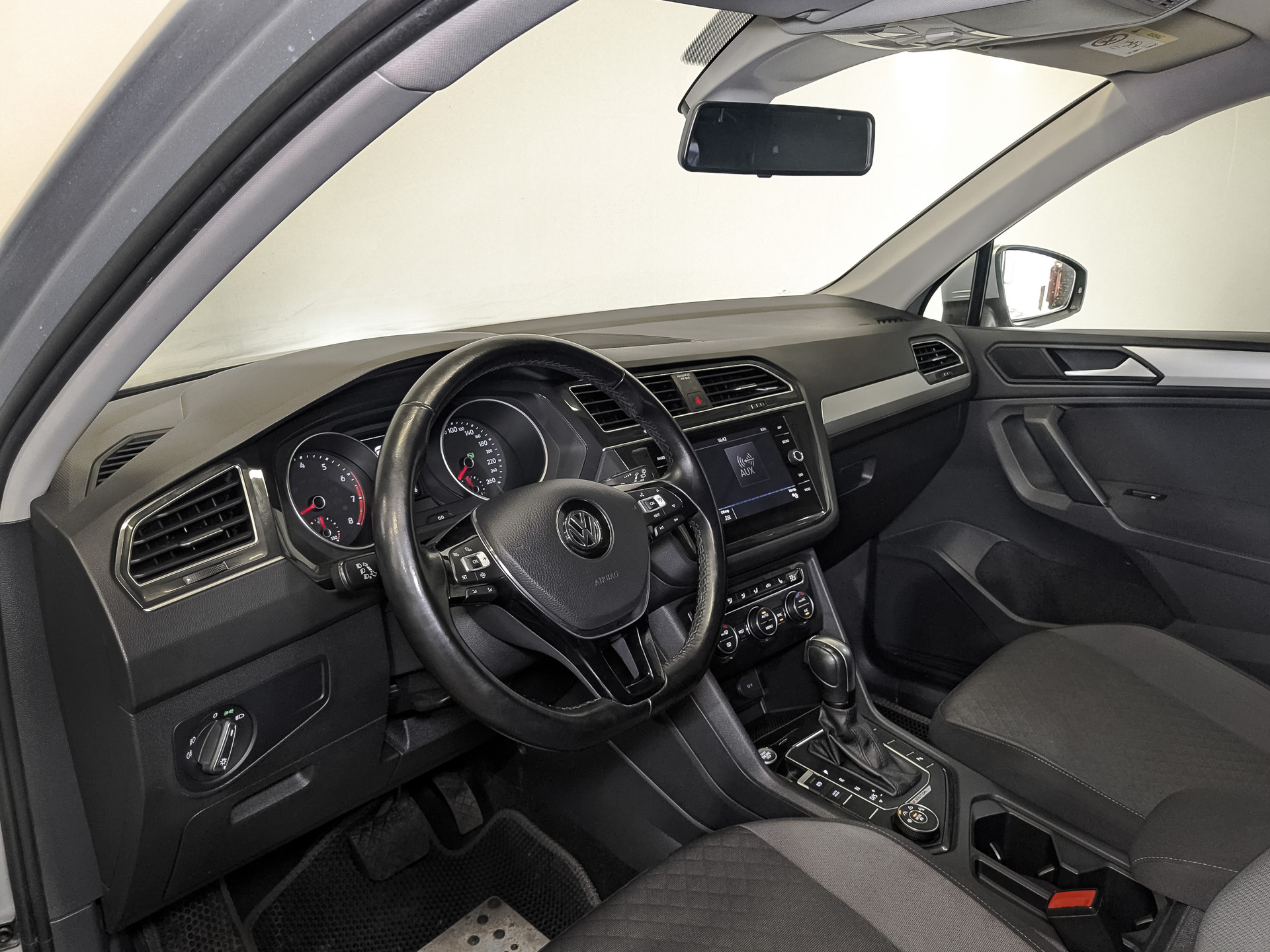 VOLKSWAGEN Tiguan 1.40 (150 л.с), автомат, 2020, пробег 68 449 км