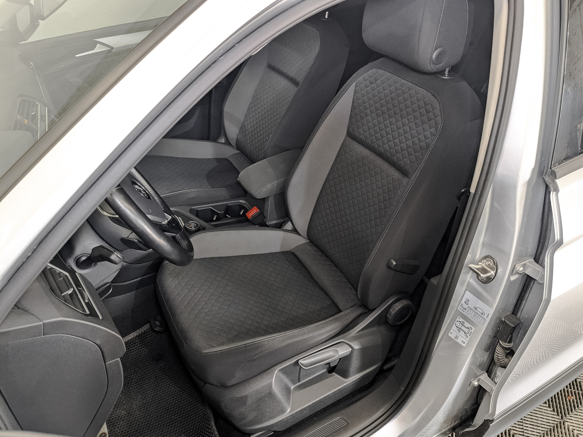 VOLKSWAGEN Tiguan 1.40 (150 л.с), автомат, 2020, пробег 68 449 км