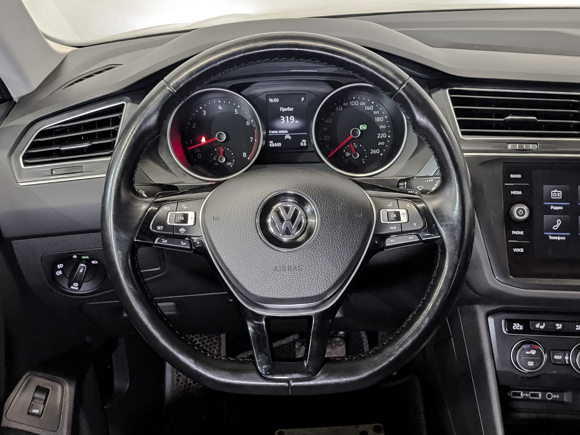 VOLKSWAGEN Tiguan 1.40 (150 л.с), автомат, 2020, пробег 68 449 км