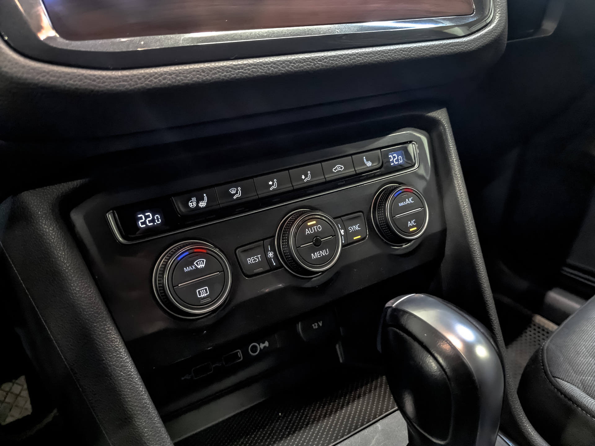 VOLKSWAGEN Tiguan 1.40 (150 л.с), автомат, 2020, пробег 68 449 км