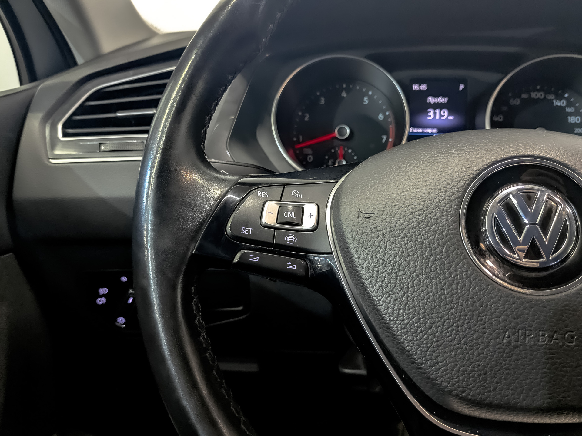 VOLKSWAGEN Tiguan 1.40 (150 л.с), автомат, 2020, пробег 68 449 км