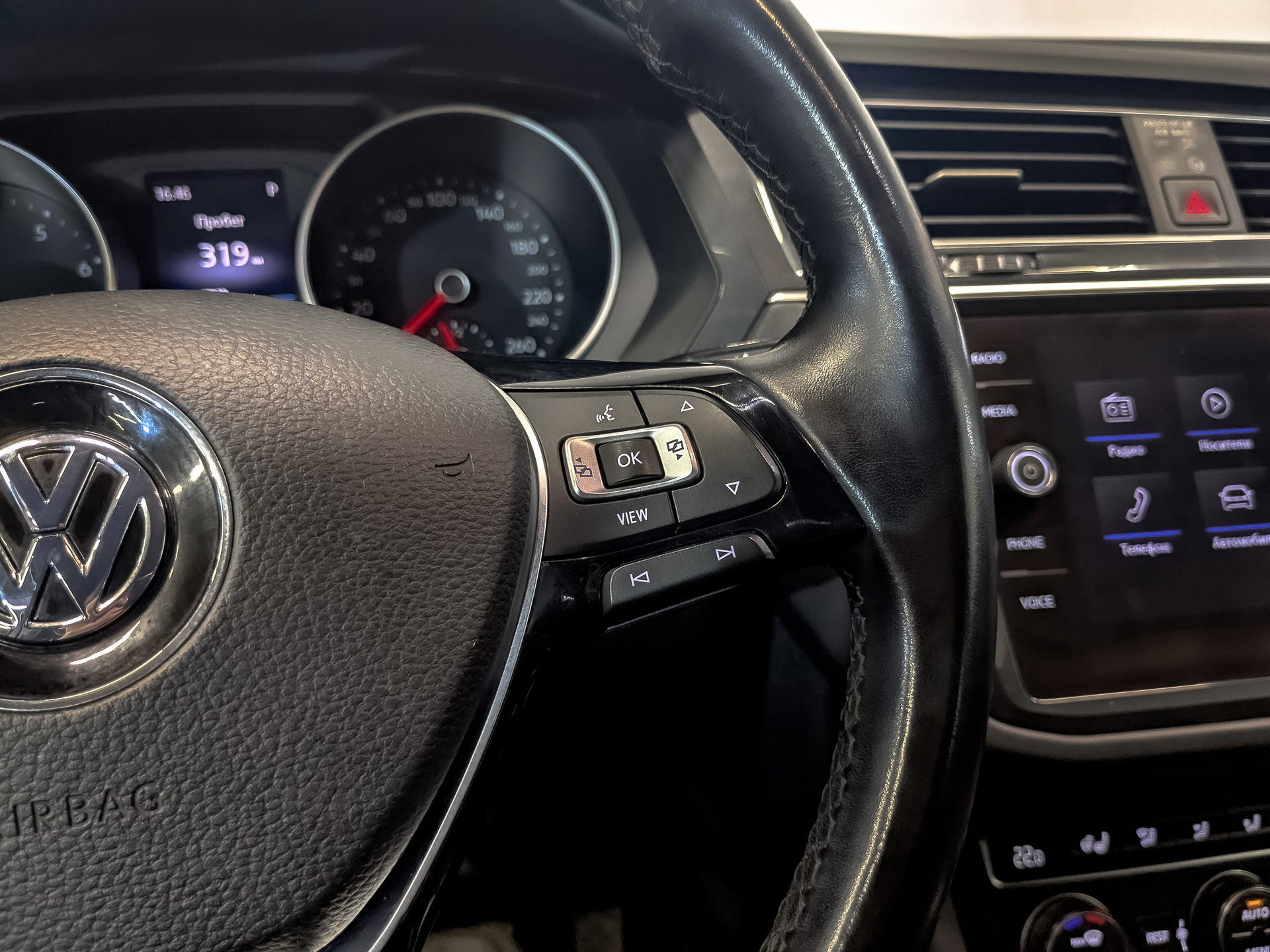 VOLKSWAGEN Tiguan 1.40 (150 л.с), автомат, 2020, пробег 68 449 км
