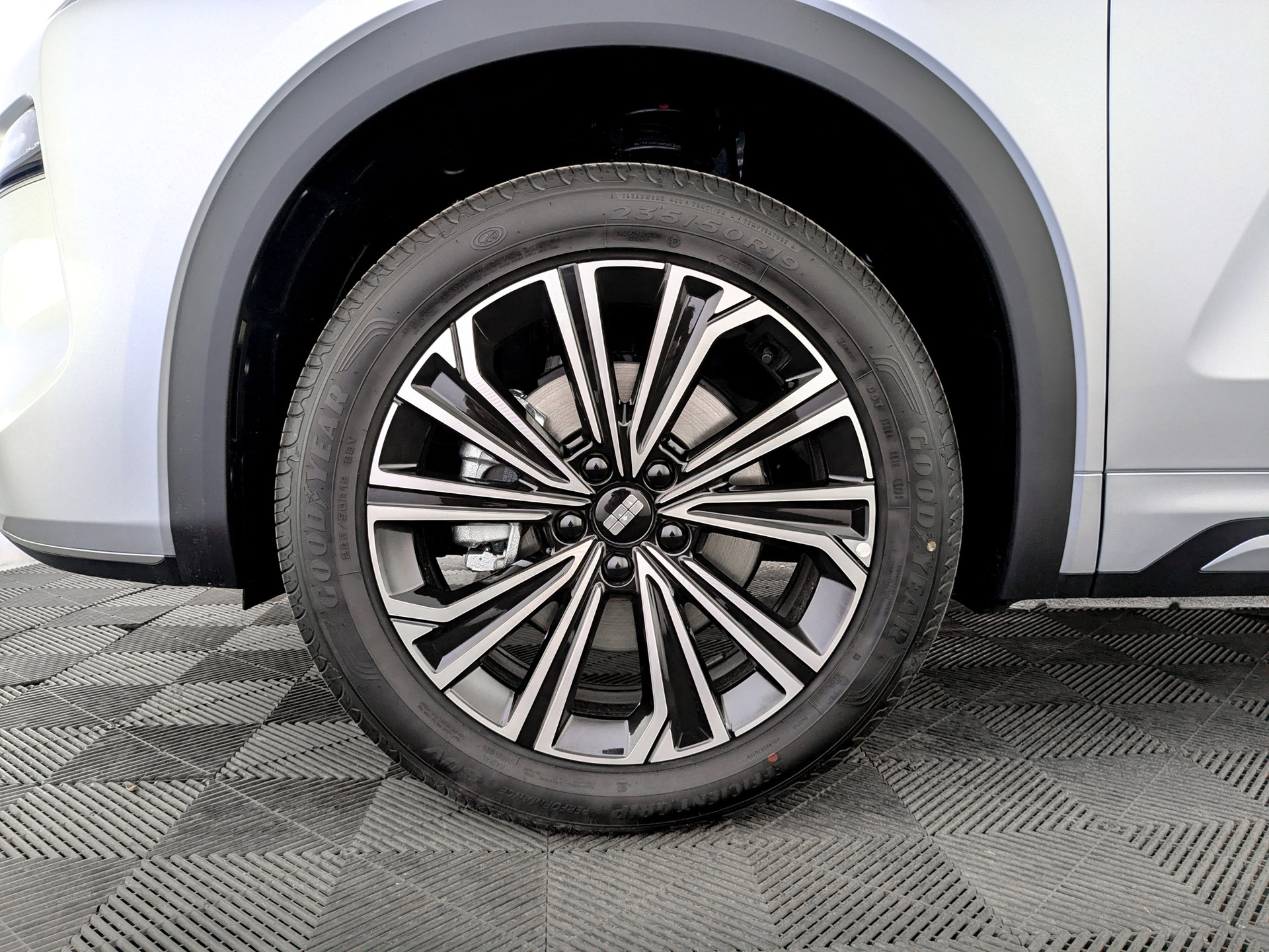 Фото Geely EX5 EM-i PHEV Max 1.5H/167 DHT 18.4кВт 2WD