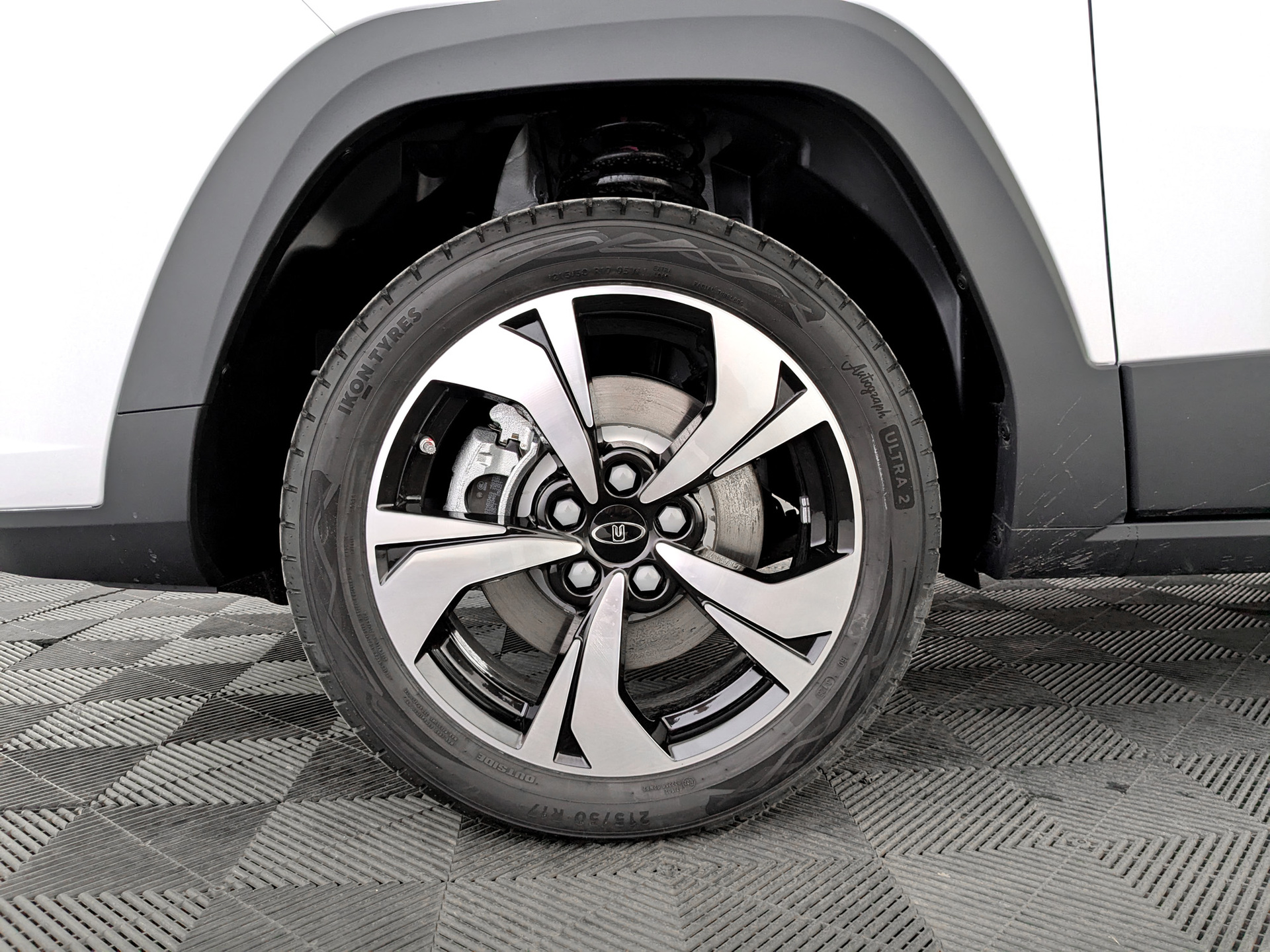 Фото Москвич 3 Комфорт с телематикой 1.5T/136 CVT 5D