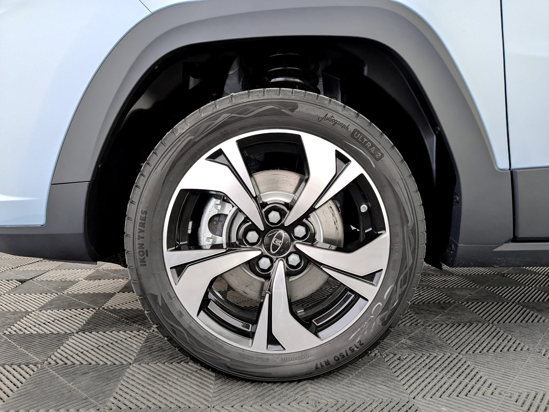 Фото Москвич 3 Стандарт Плюс с телематикой 1.5T/136 CVT 5D