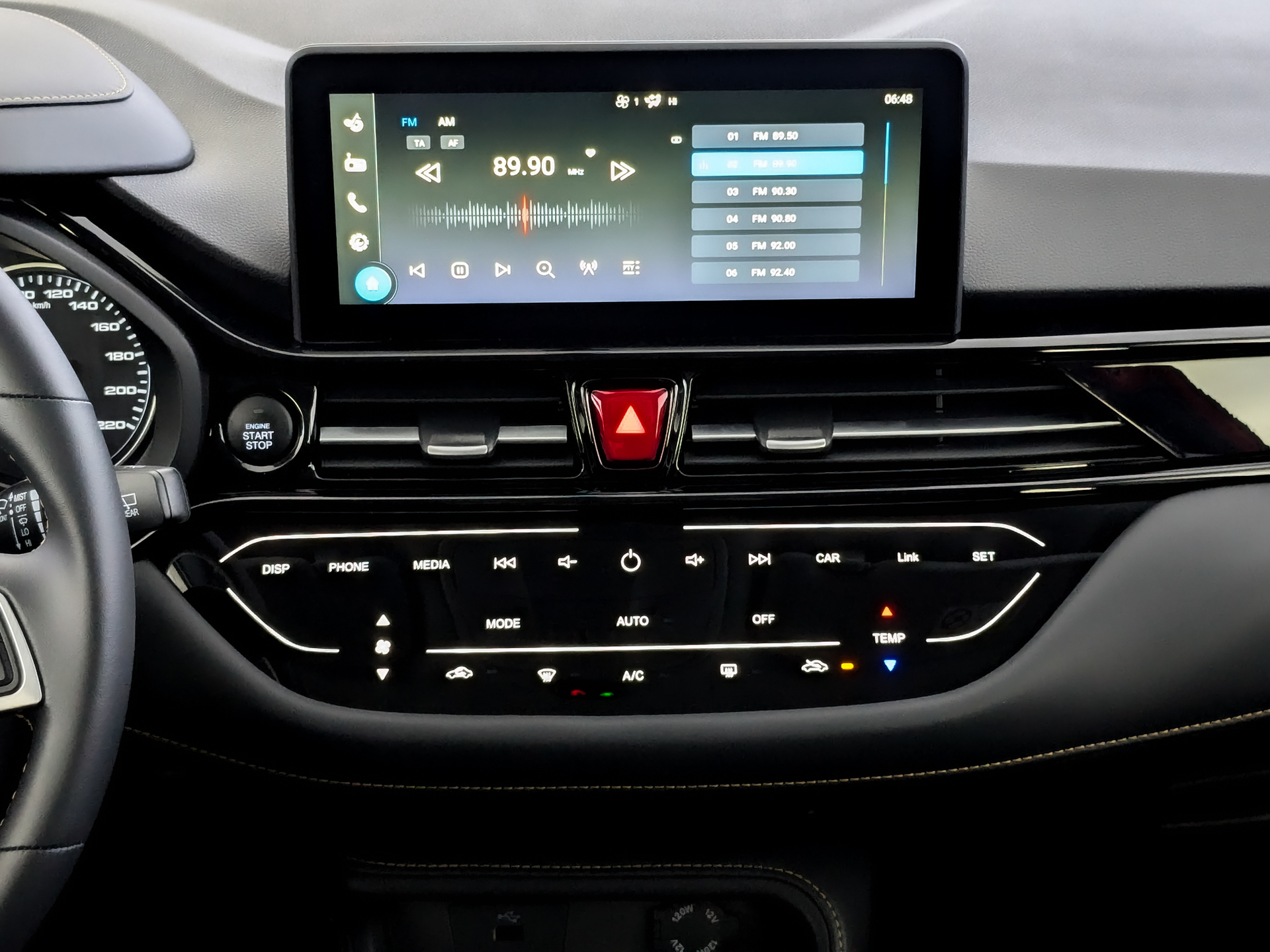 Фото Москвич 3 Стандарт Плюс с телематикой 1.5T/136 CVT 5D