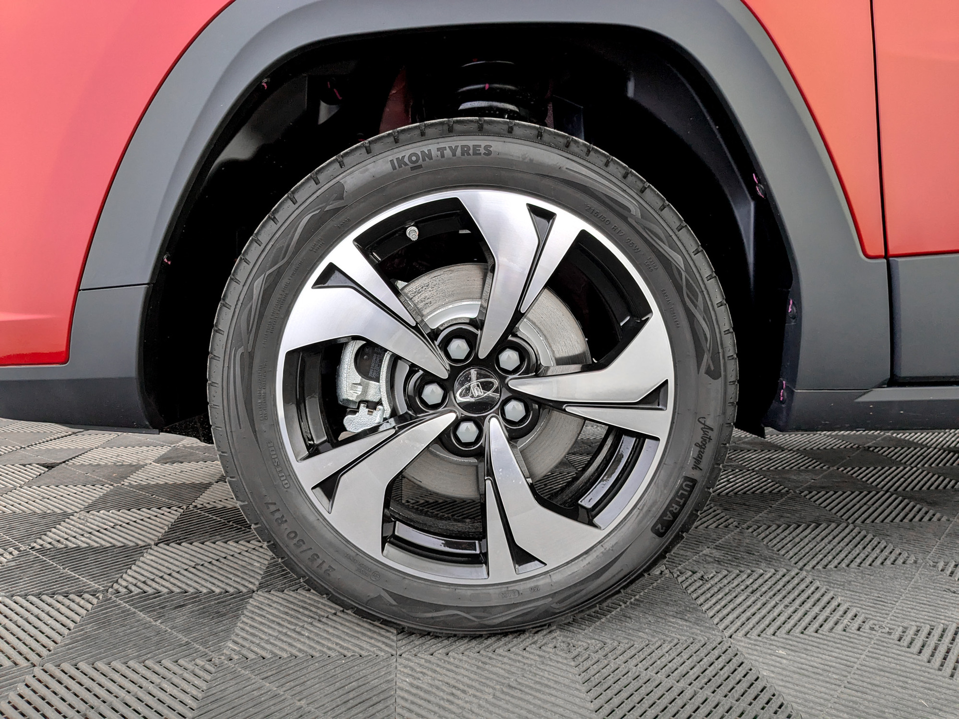 Фото Москвич 3 Стандарт Плюс с телематикой 1.5T/136 CVT 5D