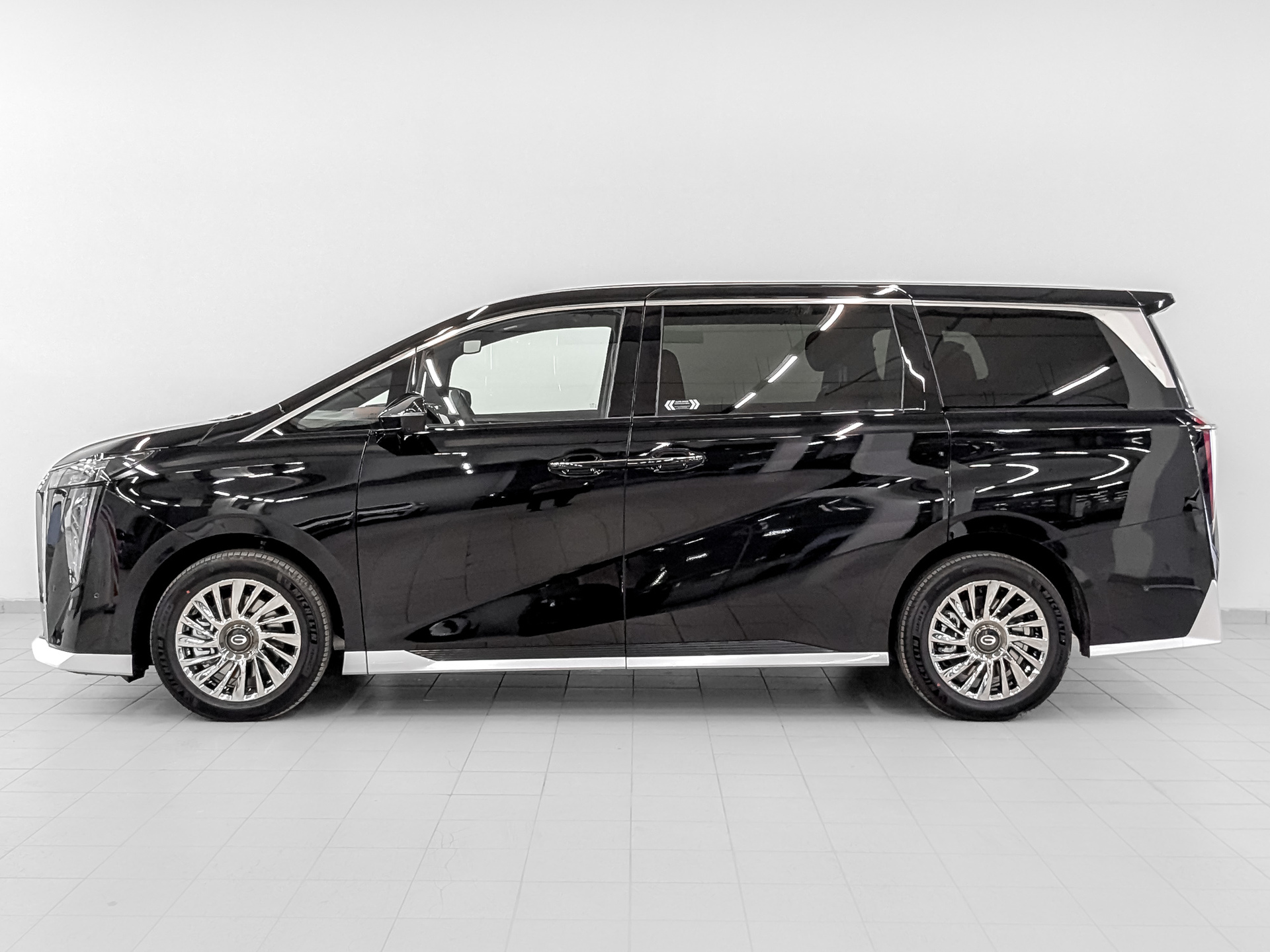 Фото GAC M8 GX Premium 2.0T/231 8AT 7S