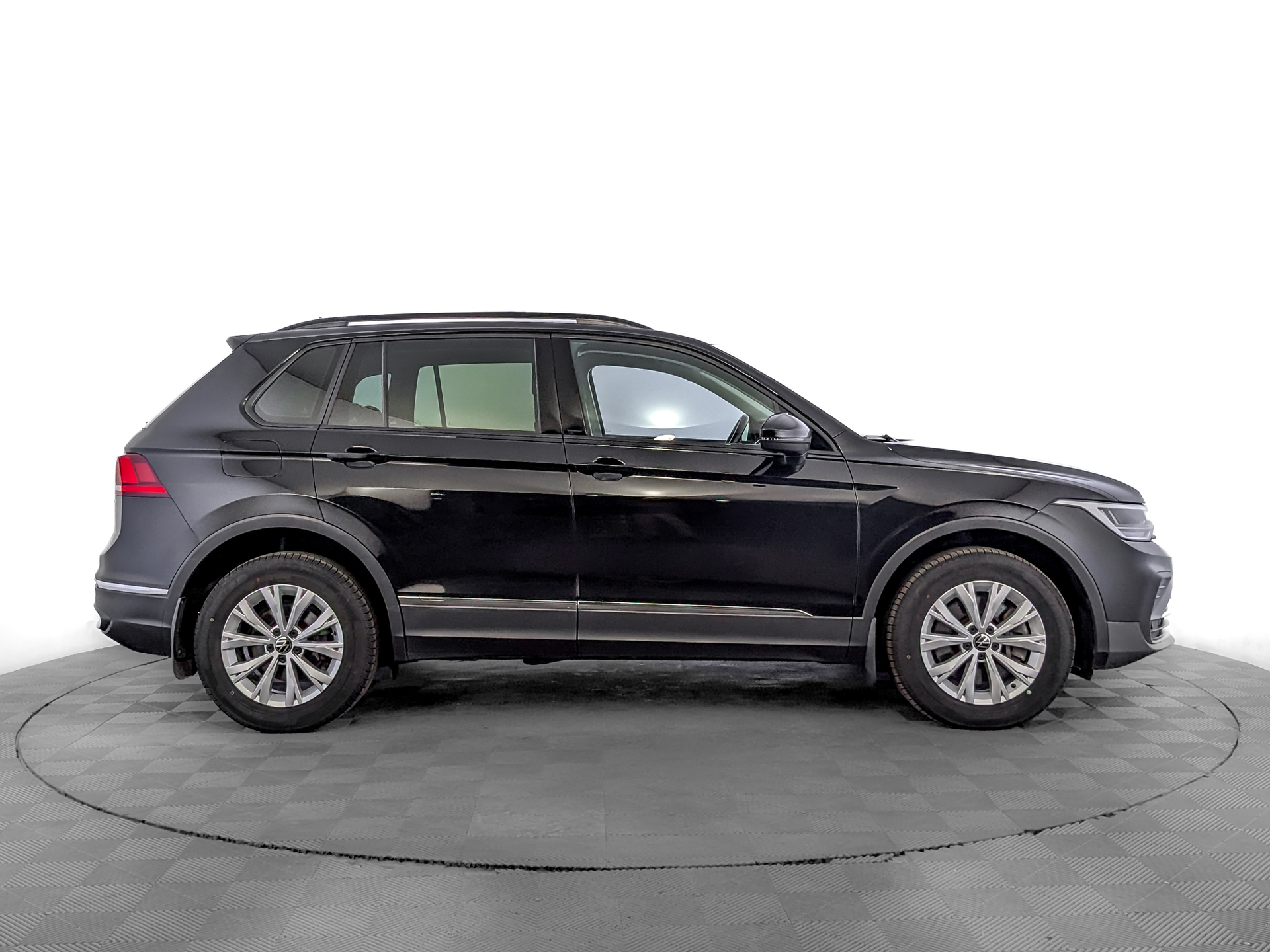 VOLKSWAGEN Tiguan 2.00 (180 л.с), автомат, 2021, пробег 72 227 км