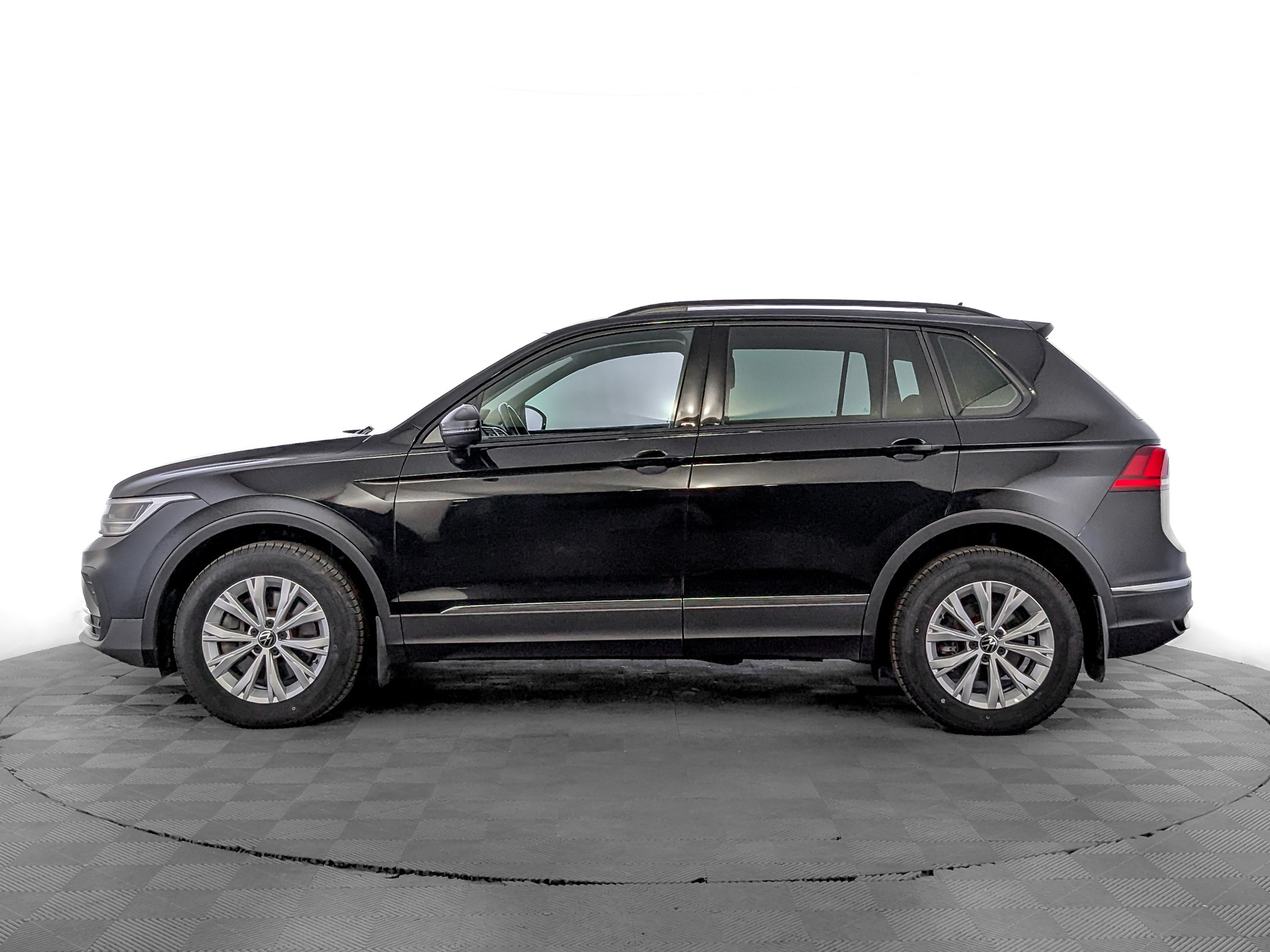 VOLKSWAGEN Tiguan 2.00 (180 л.с), автомат, 2021, пробег 72 227 км
