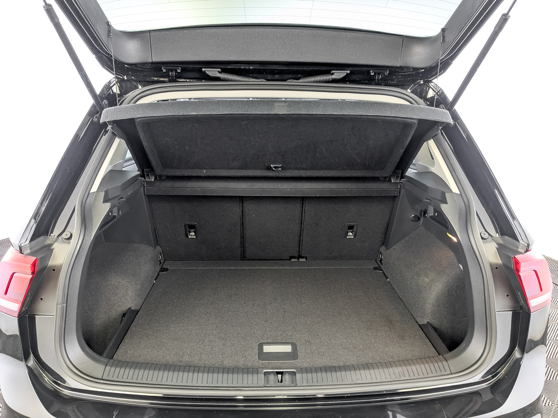 VOLKSWAGEN Tiguan 2.00 (180 л.с), автомат, 2021, пробег 72 227 км