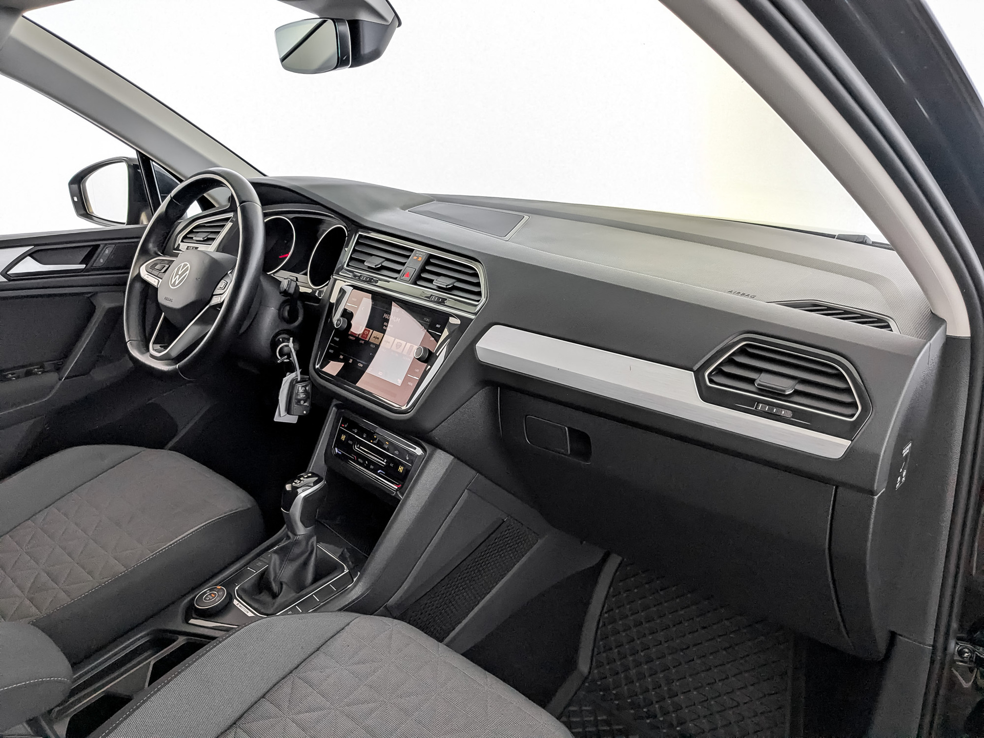 VOLKSWAGEN Tiguan 2.00 (180 л.с), автомат, 2021, пробег 72 227 км