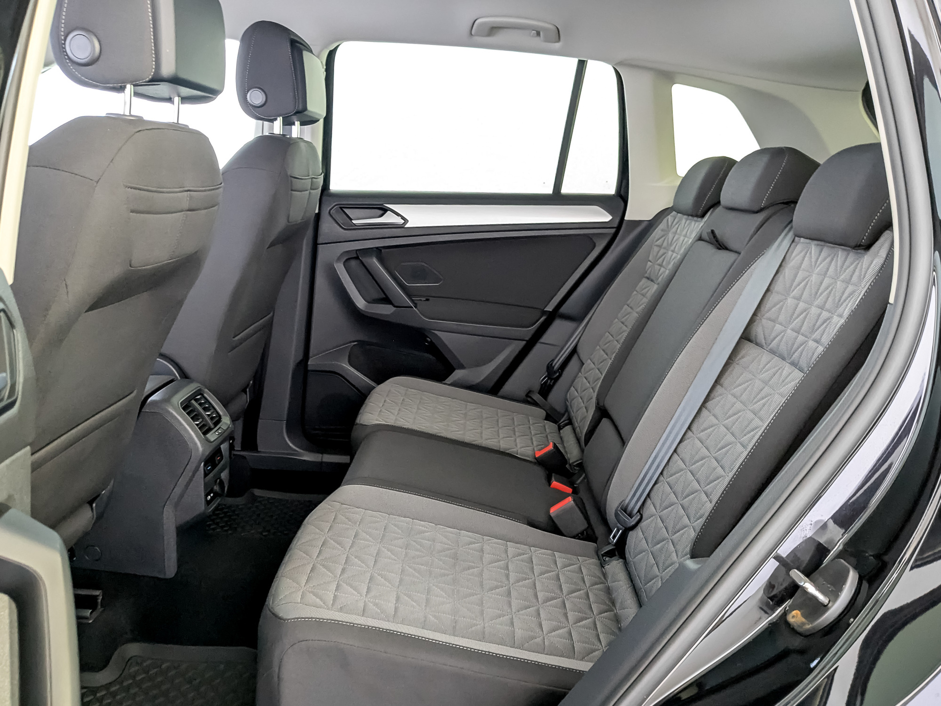 VOLKSWAGEN Tiguan 2.00 (180 л.с), автомат, 2021, пробег 72 227 км
