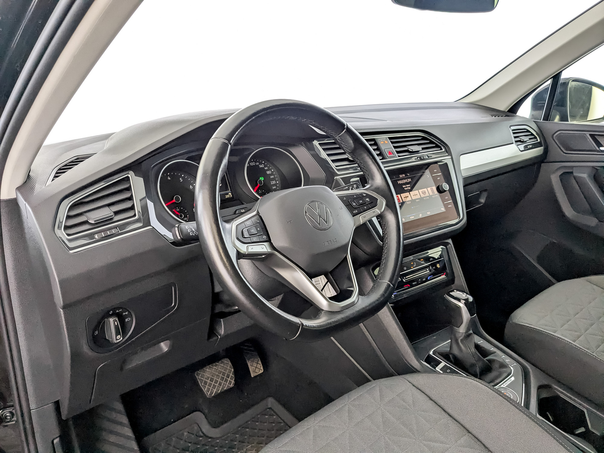 VOLKSWAGEN Tiguan 2.00 (180 л.с), автомат, 2021, пробег 72 227 км