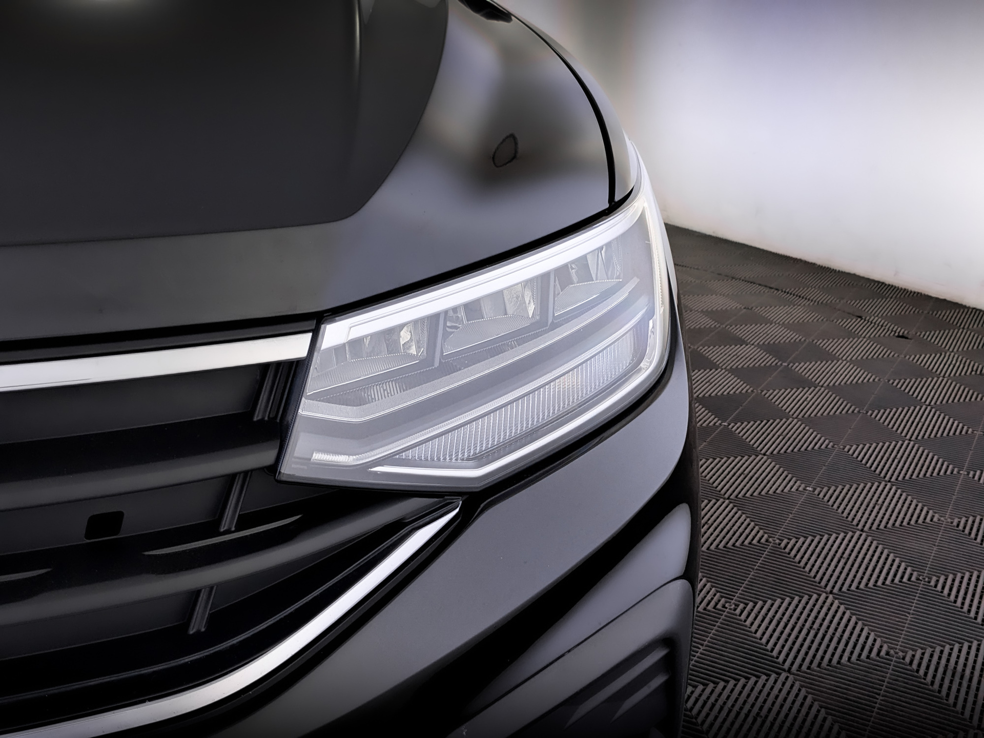 VOLKSWAGEN Tiguan 2.00 (180 л.с), автомат, 2021, пробег 72 227 км