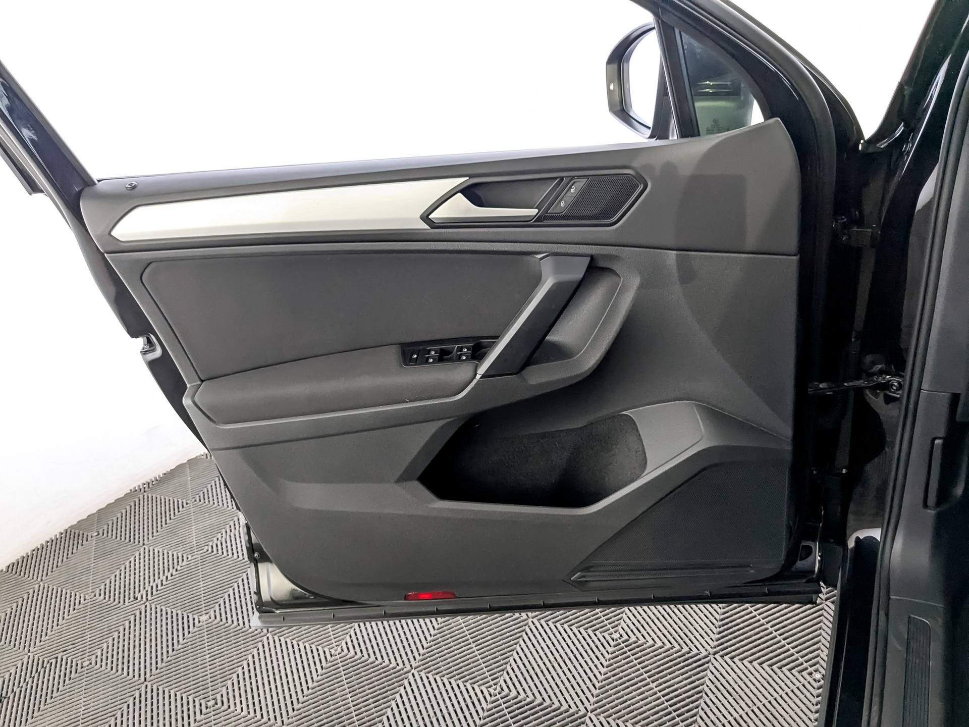 VOLKSWAGEN Tiguan 2.00 (180 л.с), автомат, 2021, пробег 72 227 км