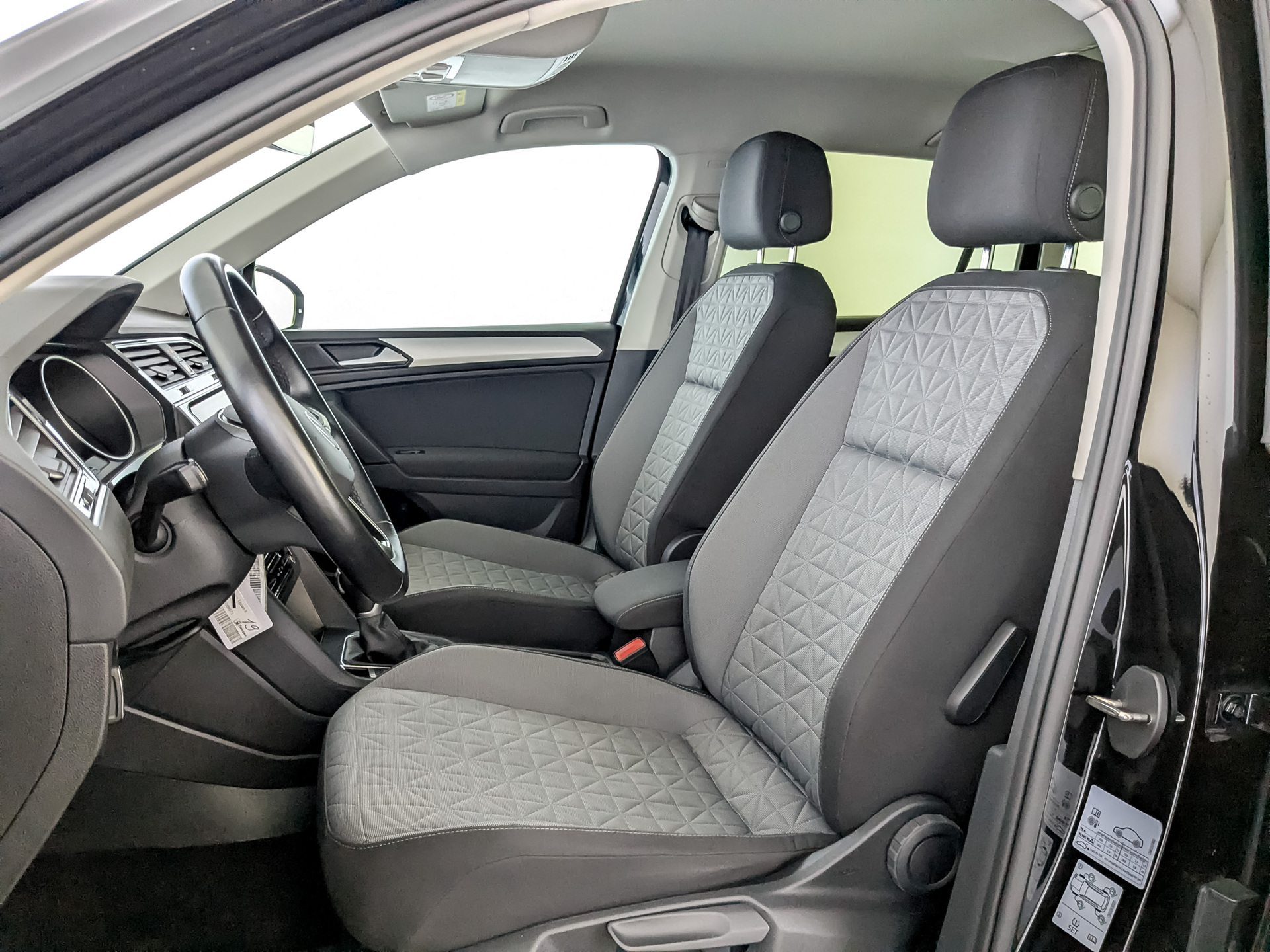 VOLKSWAGEN Tiguan 2.00 (180 л.с), автомат, 2021, пробег 72 227 км