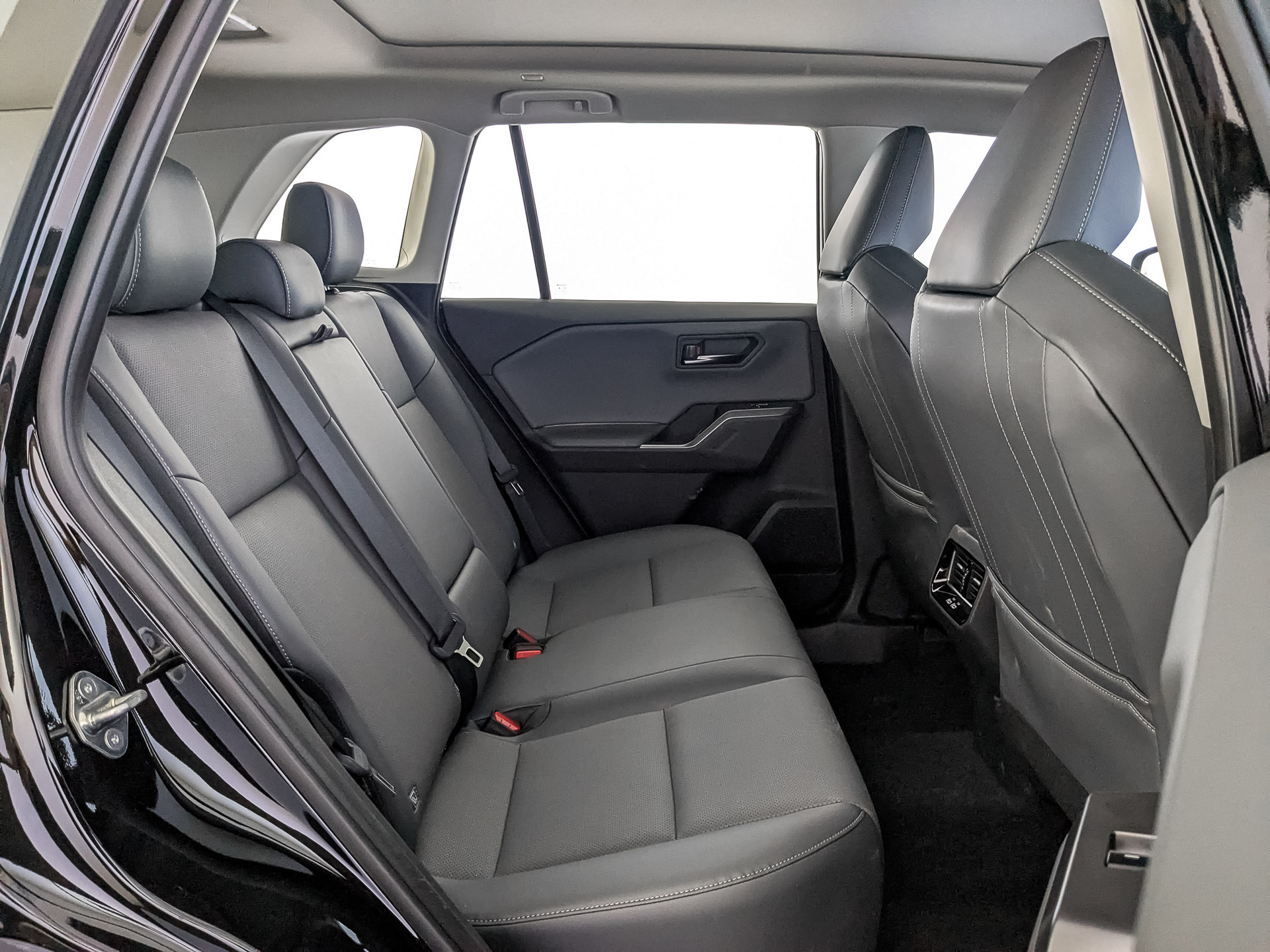 Фото Toyota RAV4 Luxury 2.0L/171 CVT AWD 