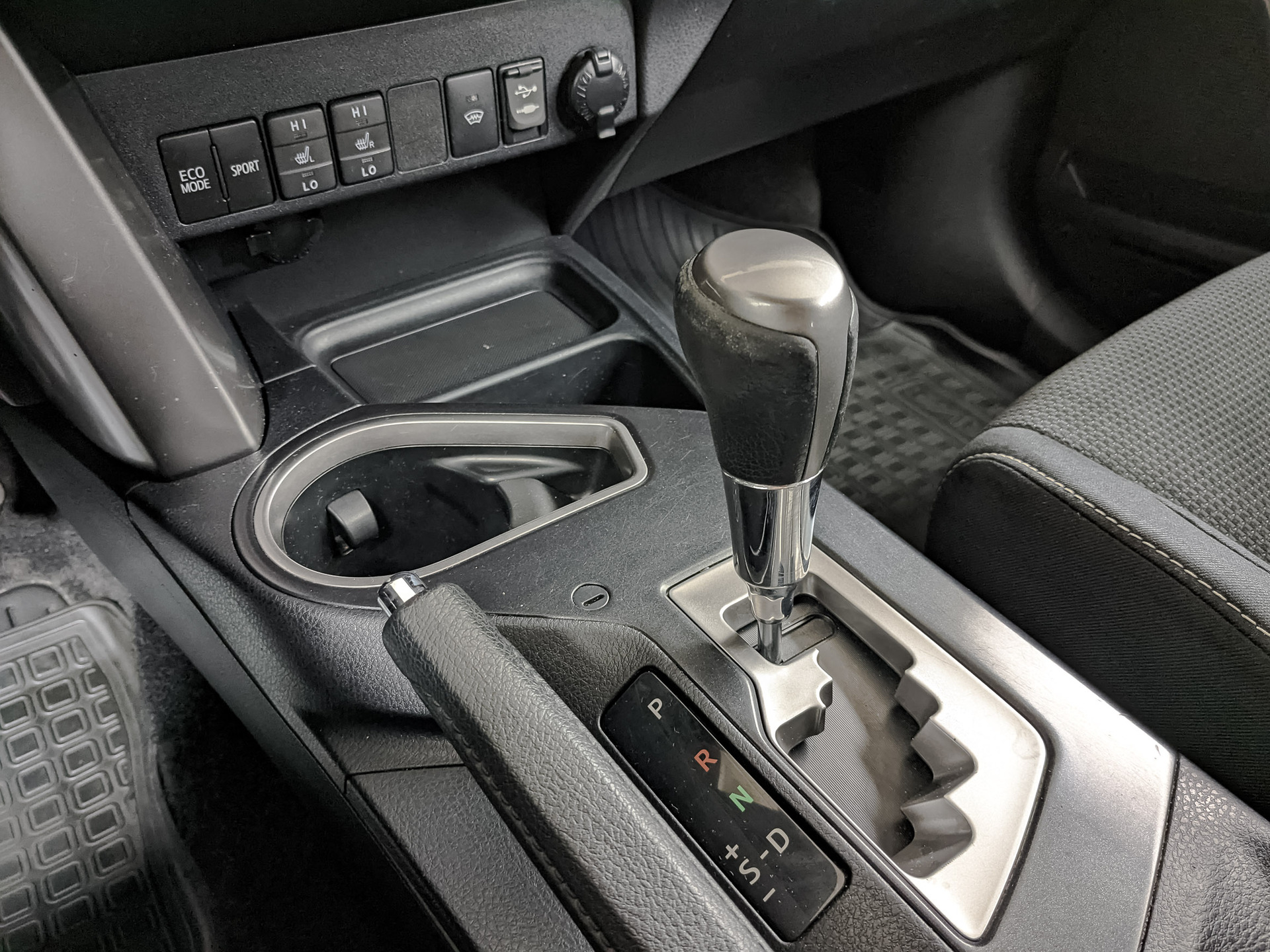 TOYOTA Rav-4 2.50 (180 л.с), автомат, 2016, пробег 205 249 км