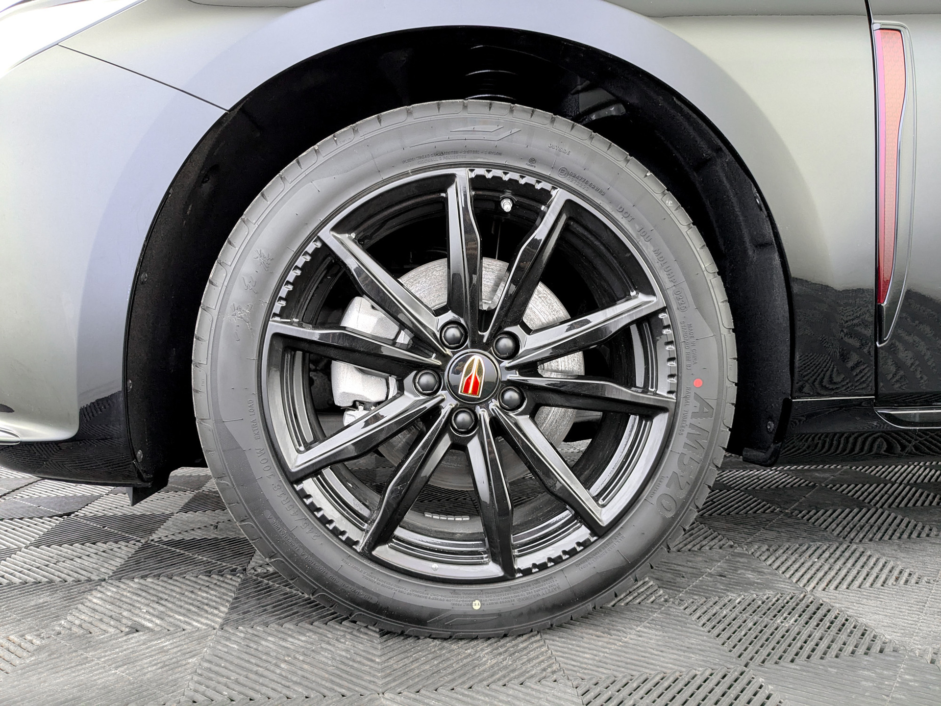 Фото Hongqi H5 Black Edition 2.0T/218 8AT 4D