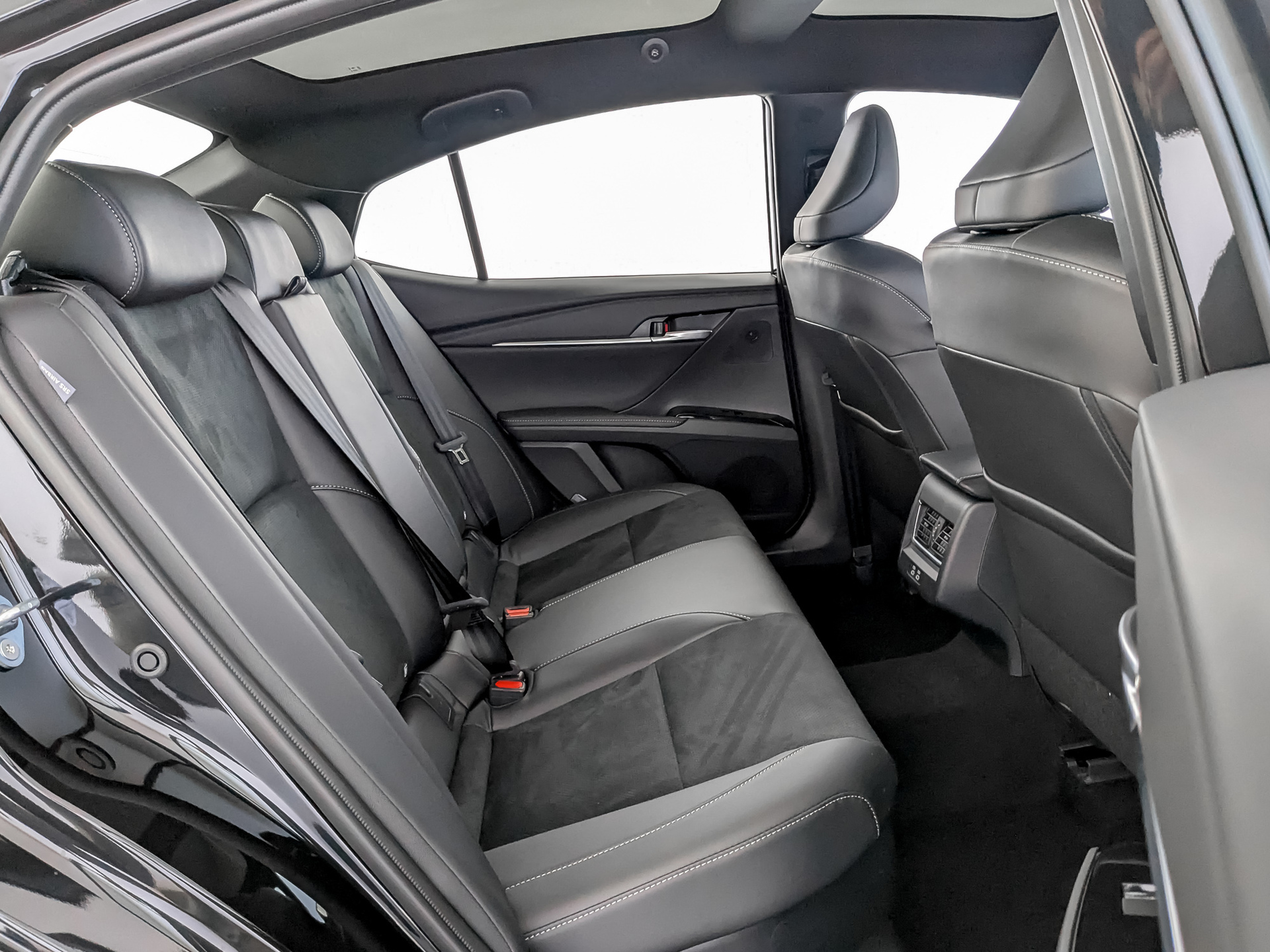 Фото Toyota Camry HXS Sports Plus 2.0H/197 CVT 4D