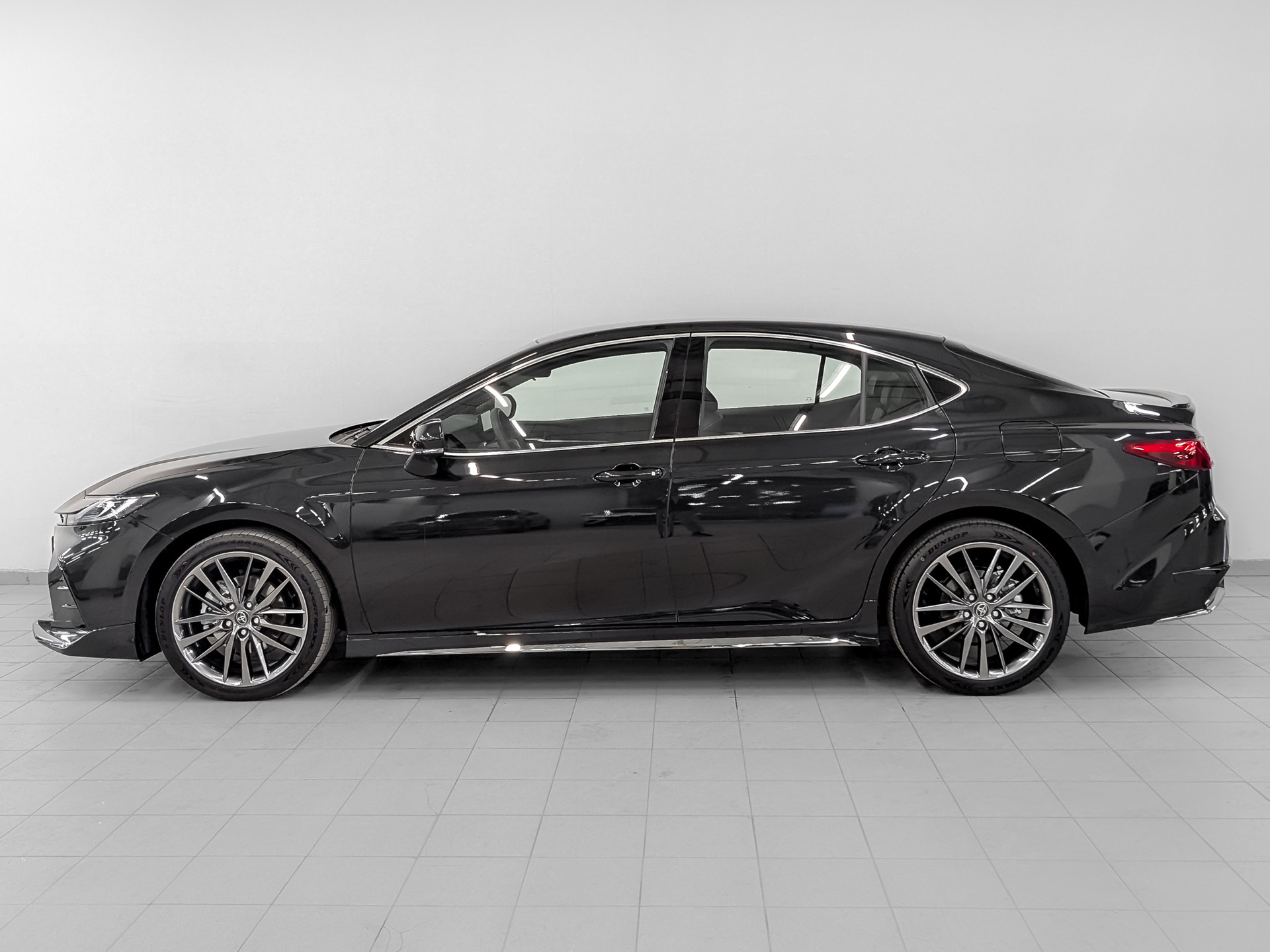 Фото Toyota Camry HXS Sports Plus 2.0H/197 CVT 4D