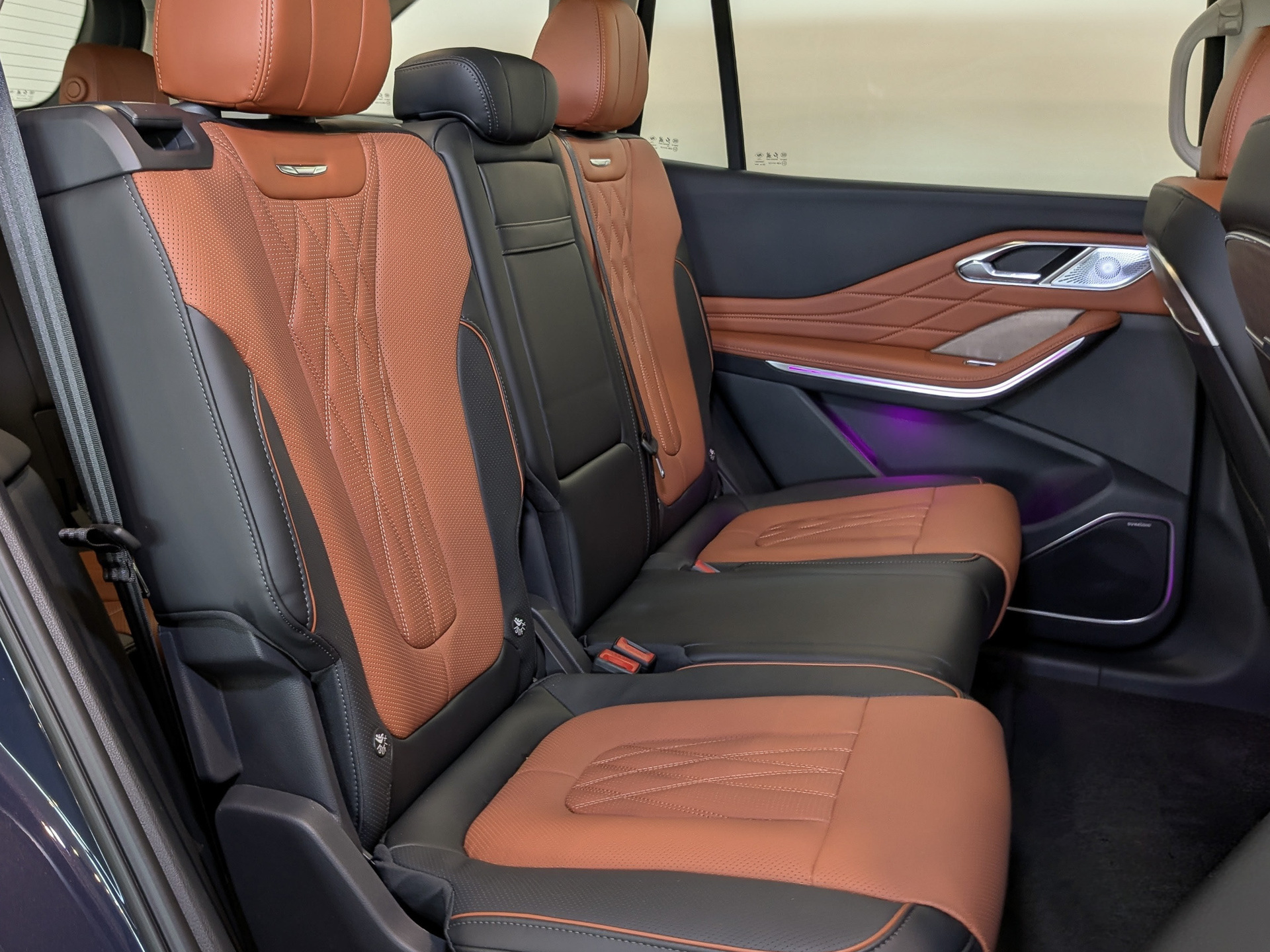 Фото Hongqi HS7 Deluxe 2.0T/245 8AT 4WD