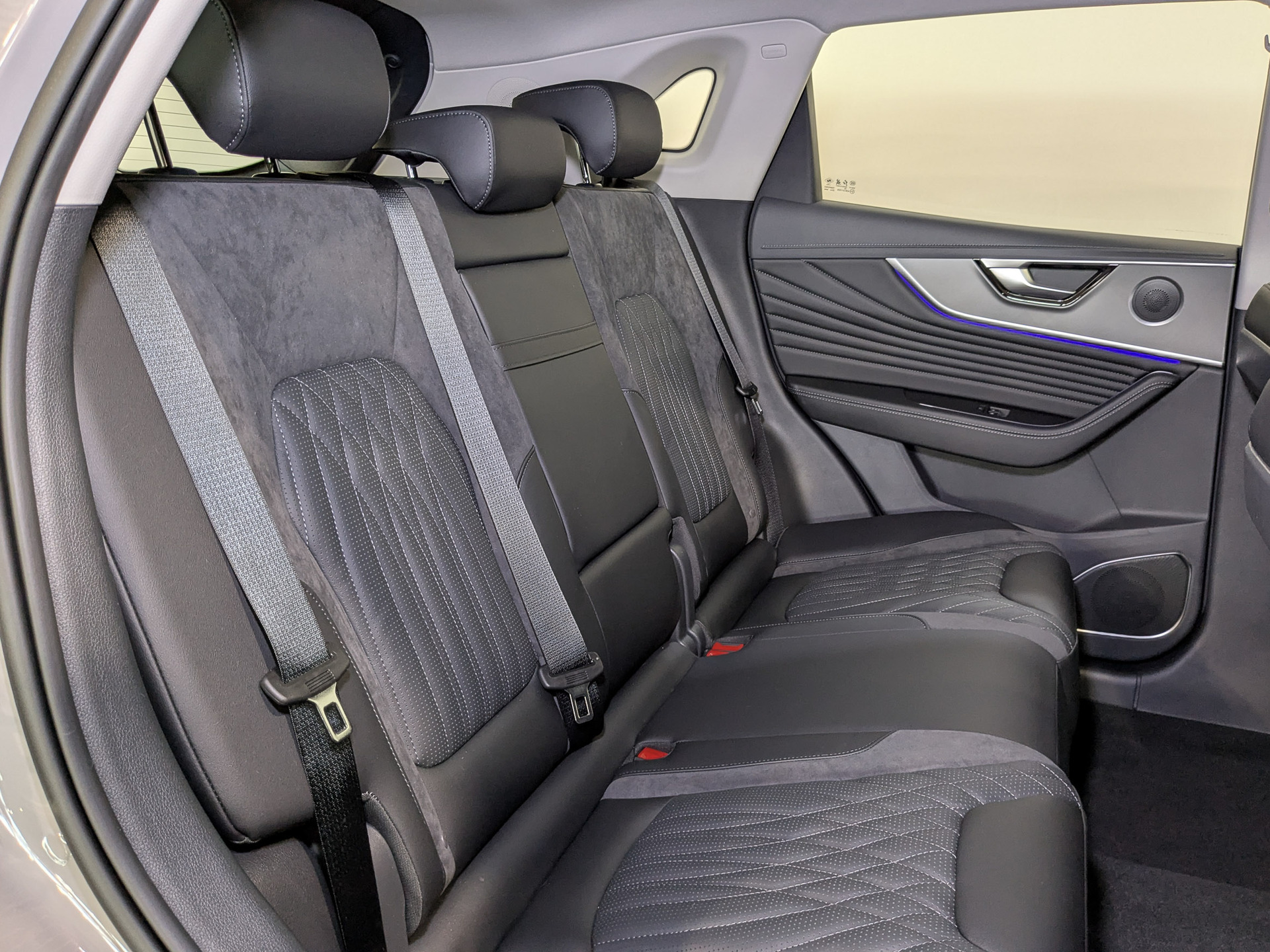 Фото Hongqi HS5 FL Comfort 2.0T/245 8AT 4WD