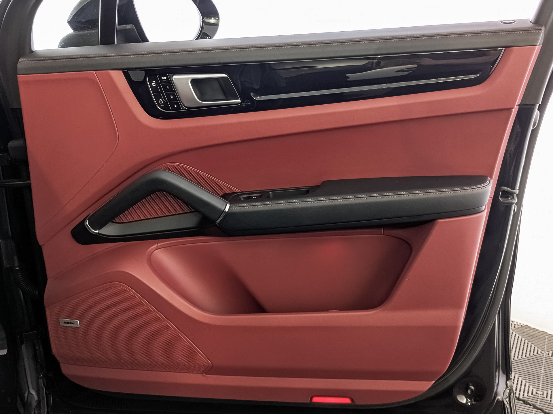 PORSCHE Cayenne 3.00 (340 л.с), автомат, 2018, пробег 250 263 км